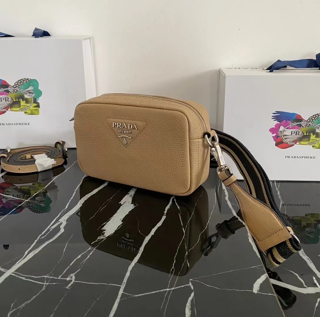 P1160¥ [Top original order] 🎉 New single-pull double shoulder straps 🎉 1BH192 single-layer small size has arrived 🎉 This single-layer double shoulder strap is made of imported deerskin grain cowhide and equipped with two interchangeable and adjustable long shoulder straps. The combination of fabric webbing and cowhide is perfect😘, versatile for mixing and matching different clothes on different occasions😘, large capacity, super soft feel🎉Hurry up and get it🎉Dimensions: length 19x height 12x bottom 6cm