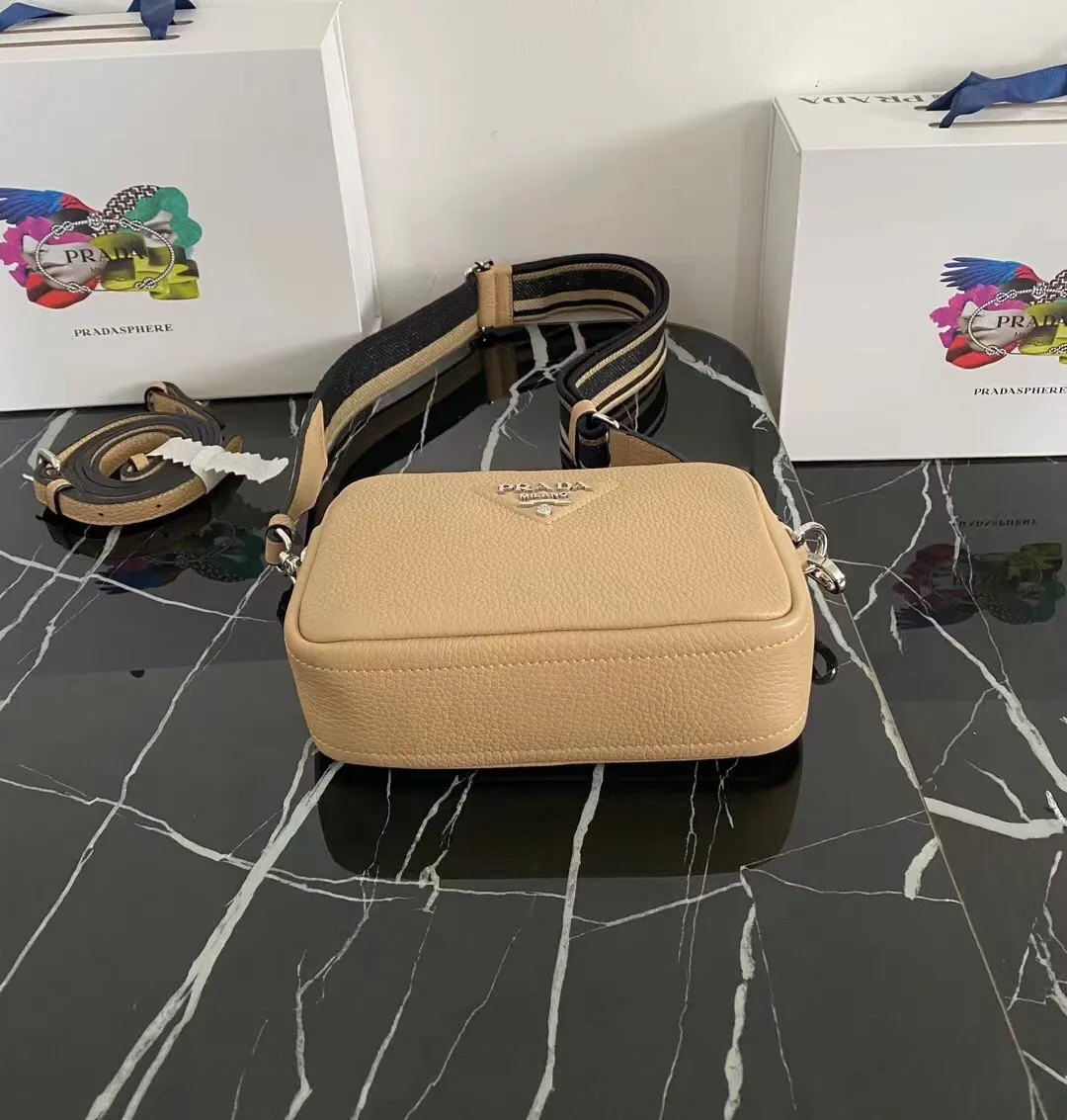 P1160¥ [Top original order] 🎉 New single-pull double shoulder straps 🎉 1BH192 single-layer small size has arrived 🎉 This single-layer double shoulder strap is made of imported deerskin grain cowhide and equipped with two interchangeable and adjustable long shoulder straps. The combination of fabric webbing and cowhide is perfect😘, versatile for mixing and matching different clothes on different occasions😘, large capacity, super soft feel🎉Hurry up and get it🎉Dimensions: length 19x height 12x bottom 6cm