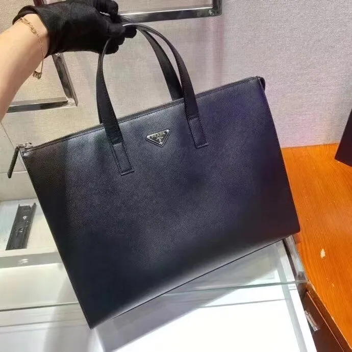 P860¥🎉New Briefcase🎉2VG039🎉🎉This simple tote bag combines modernism and classicism. It is decorated with a triangular logo and imported cross patterns, which has a striking brand style. Simple and elegant, men, hurry up and get it, it is another popular style that will never go out of style🎉🎉Length 40x Height 30x Bottom 9cm