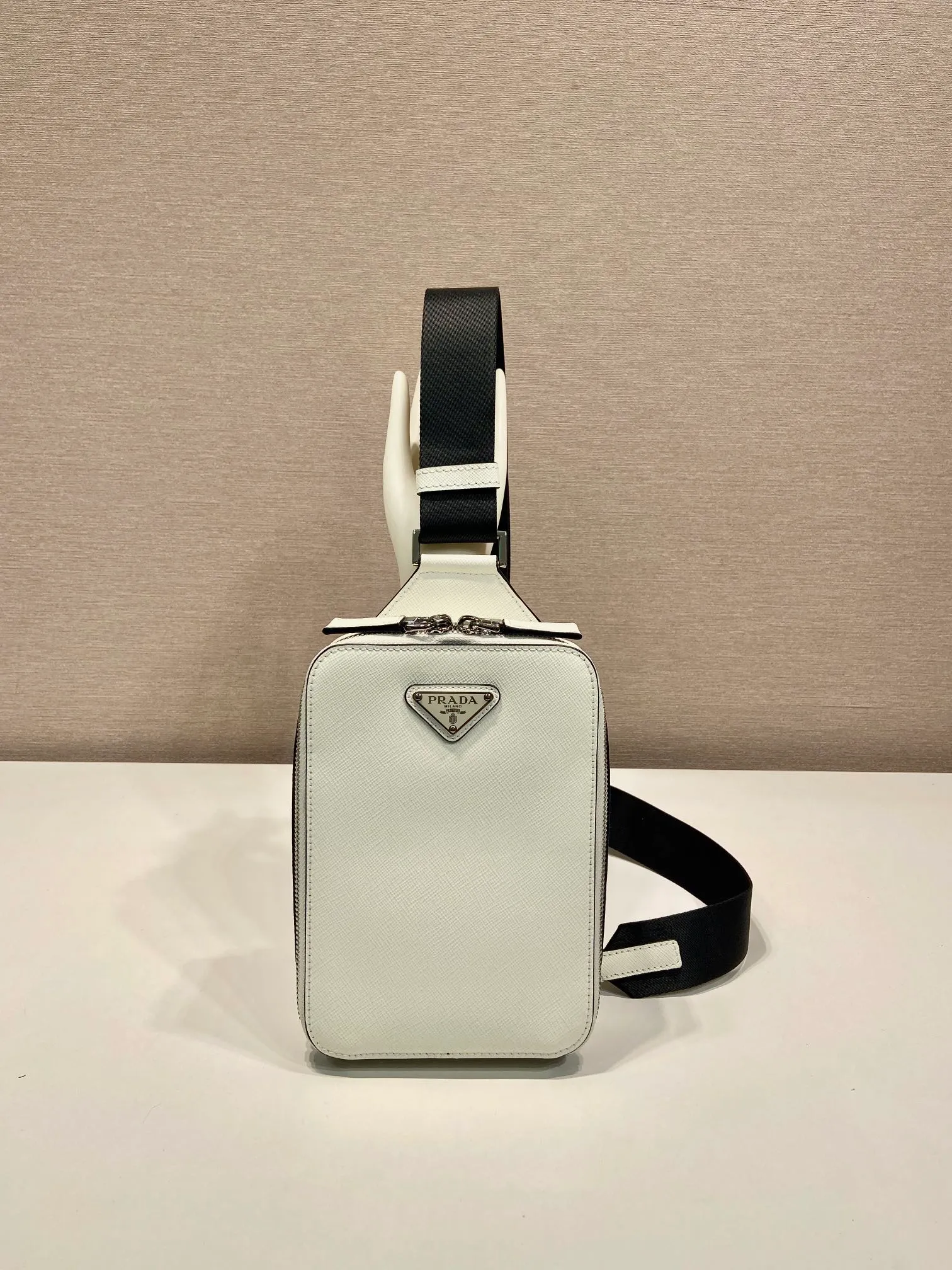 💰1120🎉New chest bag🎉2VZ106 chest bag new color🎉🎉 This chest bag is made of imported cross-grain cowhide, with a two-way zipper design, equipped with woven adjustable fabric shoulder straps, and the inner compartment has a mouth strap. The upper body effect is very cool and close-fitting👏👏Another popular style that will never go out of style🎉🎉 Length 14x height 20x bottom 5cm🎉🎉🎉👏👏👏