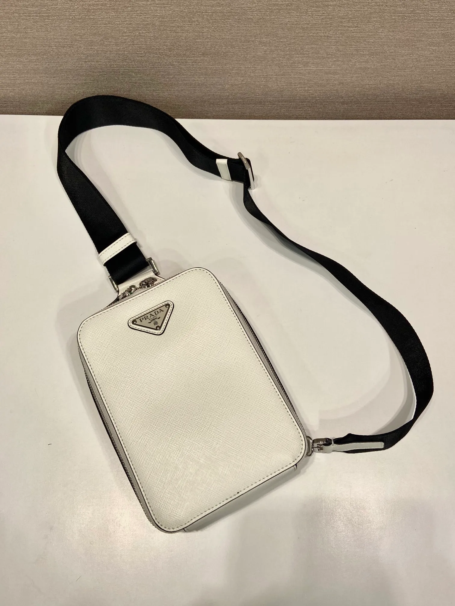 💰1120🎉New chest bag🎉2VZ106 chest bag new color🎉🎉 This chest bag is made of imported cross-grain cowhide, with a two-way zipper design, equipped with woven adjustable fabric shoulder straps, and the inner compartment has a mouth strap. The upper body effect is very cool and close-fitting👏👏Another popular style that will never go out of style🎉🎉 Length 14x height 20x bottom 5cm🎉🎉🎉👏👏👏