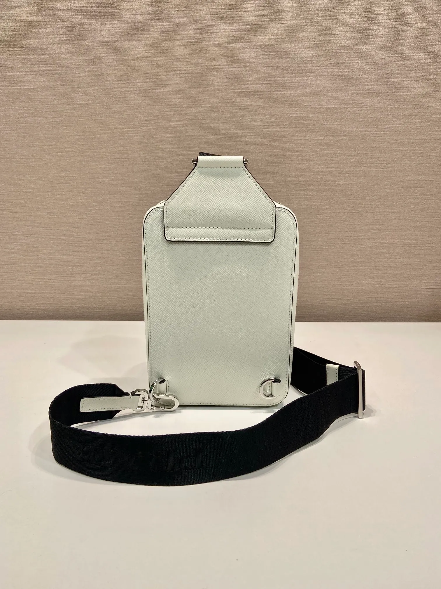 💰1120🎉New chest bag🎉2VZ106 chest bag new color🎉🎉 This chest bag is made of imported cross-grain cowhide, with a two-way zipper design, equipped with woven adjustable fabric shoulder straps, and the inner compartment has a mouth strap. The upper body effect is very cool and close-fitting👏👏Another popular style that will never go out of style🎉🎉 Length 14x height 20x bottom 5cm🎉🎉🎉👏👏👏