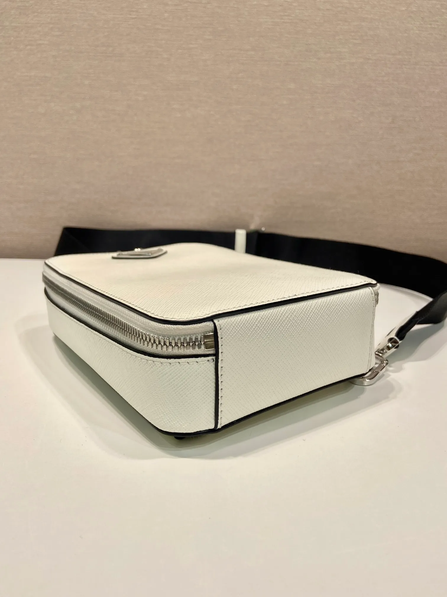💰1120🎉New chest bag🎉2VZ106 chest bag new color🎉🎉 This chest bag is made of imported cross-grain cowhide, with a two-way zipper design, equipped with woven adjustable fabric shoulder straps, and the inner compartment has a mouth strap. The upper body effect is very cool and close-fitting👏👏Another popular style that will never go out of style🎉🎉 Length 14x height 20x bottom 5cm🎉🎉🎉👏👏👏