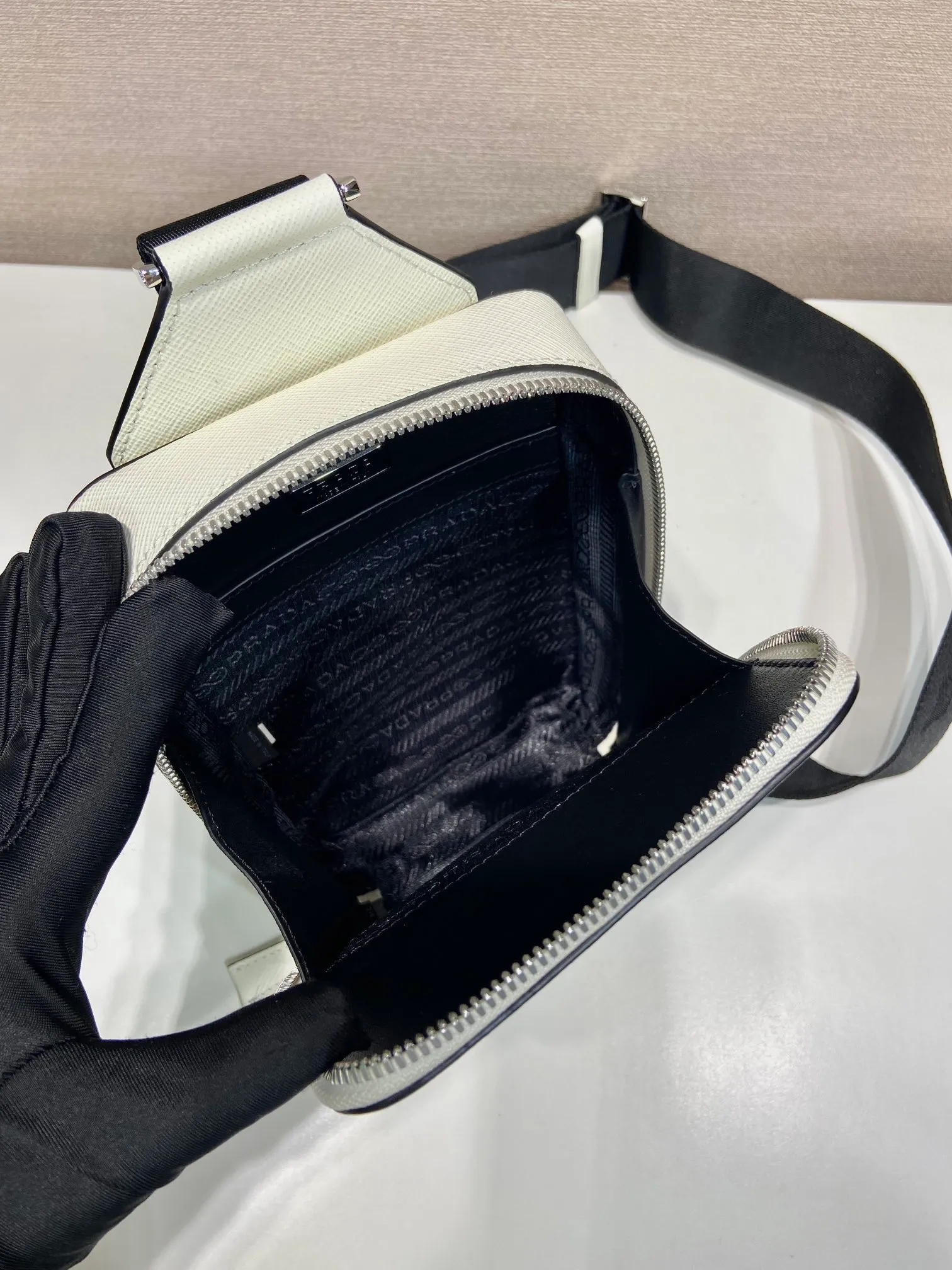 💰1120🎉New chest bag🎉2VZ106 chest bag new color🎉🎉 This chest bag is made of imported cross-grain cowhide, with a two-way zipper design, equipped with woven adjustable fabric shoulder straps, and the inner compartment has a mouth strap. The upper body effect is very cool and close-fitting👏👏Another popular style that will never go out of style🎉🎉 Length 14x height 20x bottom 5cm🎉🎉🎉👏👏👏