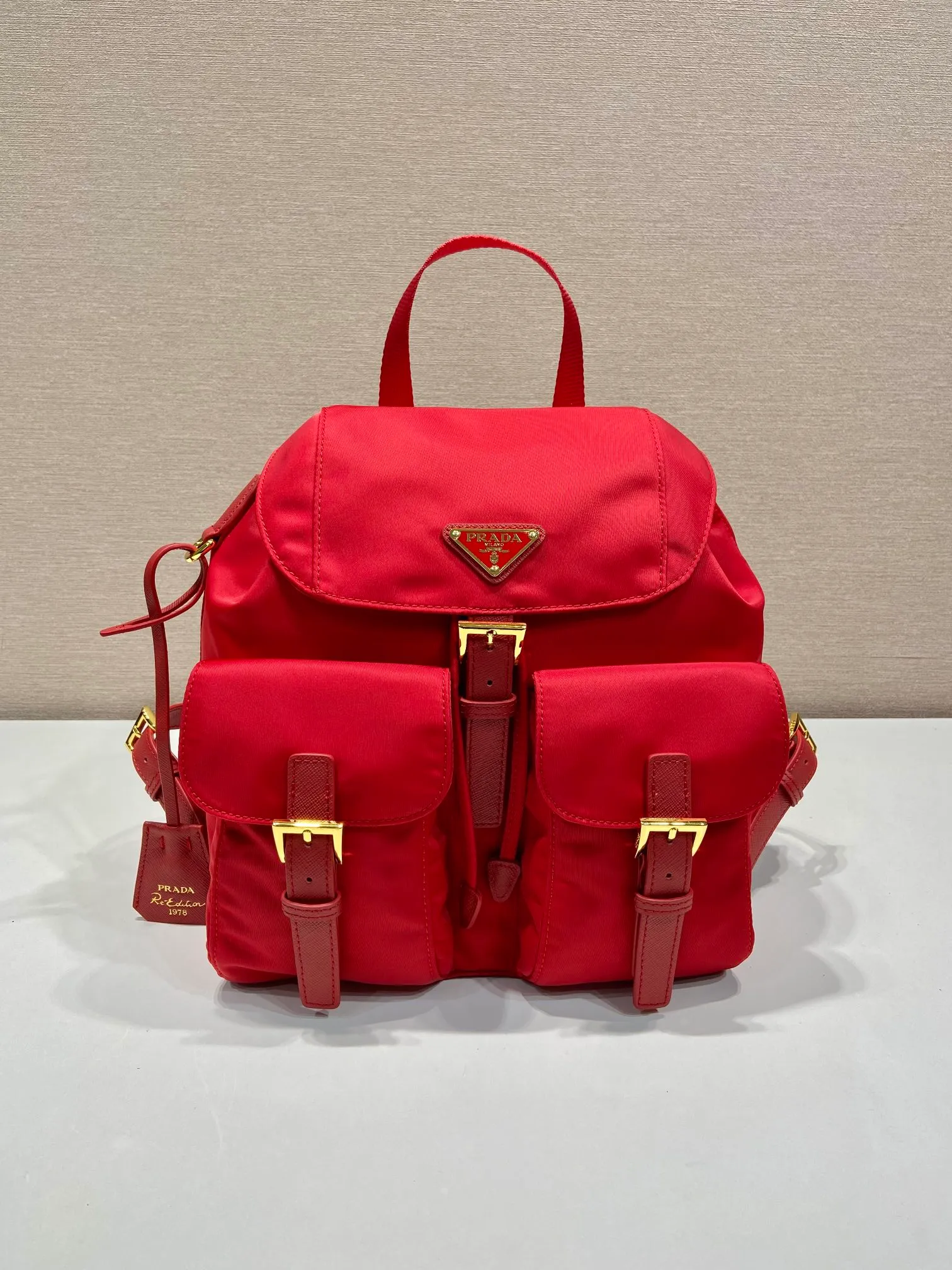 💰1000🎉Gold buckle classic backpack🎉1BZ677 gold hardware🎉🎉 This practical and innovative backpack is made of imported nylon fabric, adjustable shoulder straps and woven handles, removable Re-Edition leather key ring, front buckle flap pocket, enameled metal triangle logo on the flap, drawstring closure, logo-printed Re-Nylon lining with two interior pockets, one of which is zippered and has a large room. Classic and practical, it is a popular style that will never go out of style🎉🎉 Length 23.5x Height 28x Bottom 12cm🎉🎉🎉👏👏👏