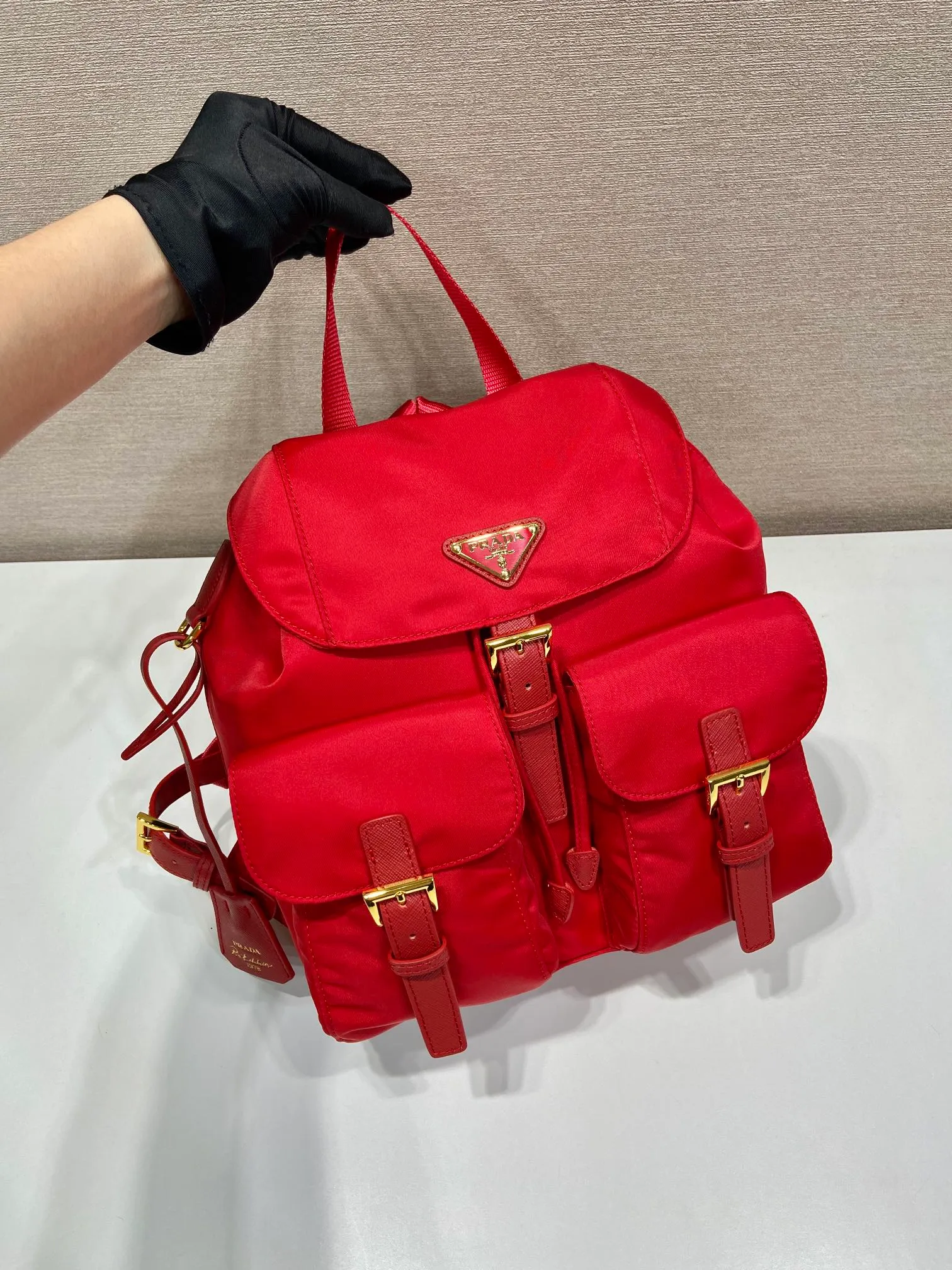 💰1000🎉Gold buckle classic backpack🎉1BZ677 gold hardware🎉🎉 This practical and innovative backpack is made of imported nylon fabric, adjustable shoulder straps and woven handles, removable Re-Edition leather key ring, front buckle flap pocket, enameled metal triangle logo on the flap, drawstring closure, logo-printed Re-Nylon lining with two interior pockets, one of which is zippered and has a large room. Classic and practical, it is a popular style that will never go out of style🎉🎉 Length 23.5x Height 28x Bottom 12cm🎉🎉🎉👏👏👏