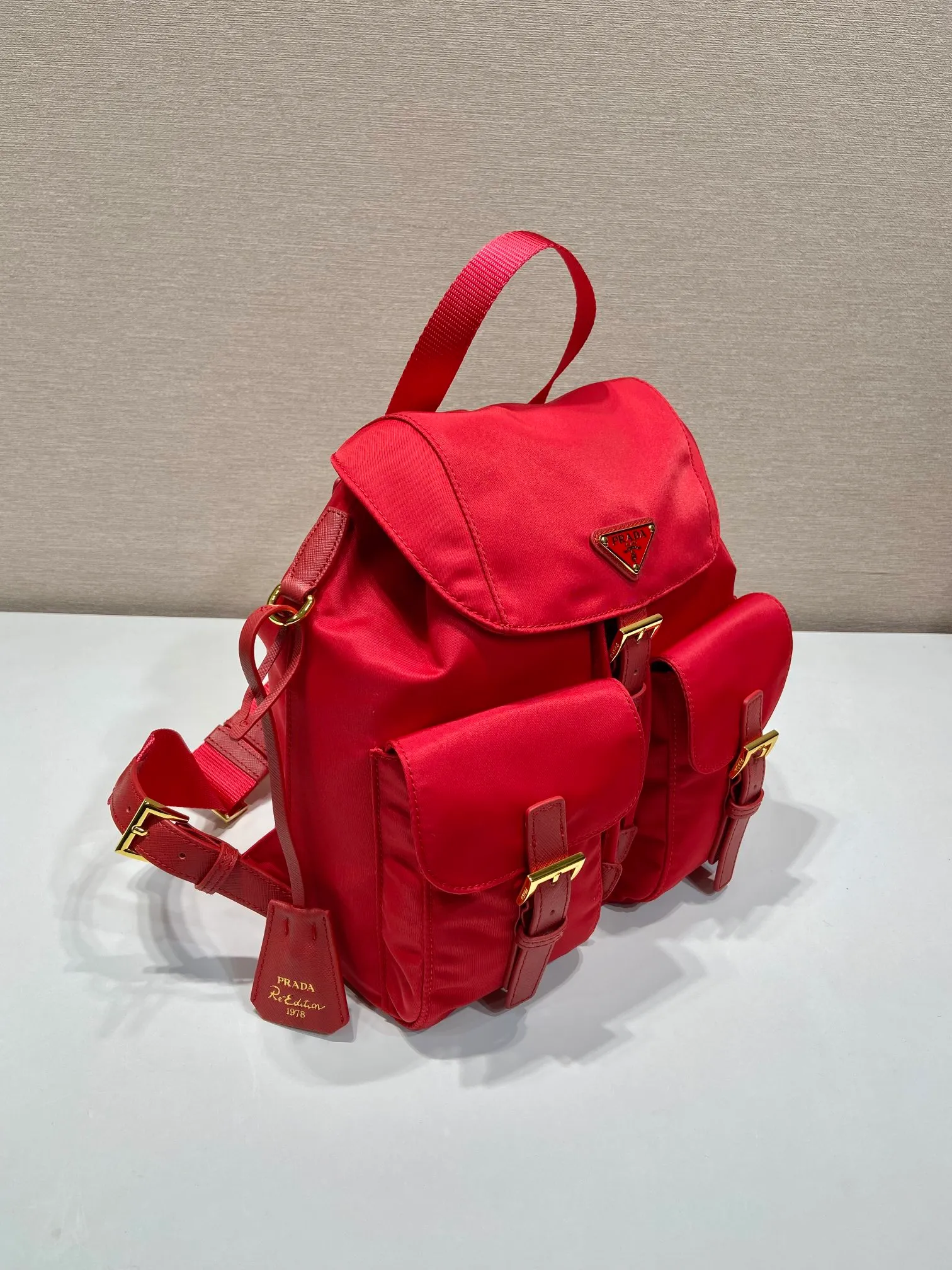 💰1000🎉Gold buckle classic backpack🎉1BZ677 gold hardware🎉🎉 This practical and innovative backpack is made of imported nylon fabric, adjustable shoulder straps and woven handles, removable Re-Edition leather key ring, front buckle flap pocket, enameled metal triangle logo on the flap, drawstring closure, logo-printed Re-Nylon lining with two interior pockets, one of which is zippered and has a large room. Classic and practical, it is a popular style that will never go out of style🎉🎉 Length 23.5x Height 28x Bottom 12cm🎉🎉🎉👏👏👏