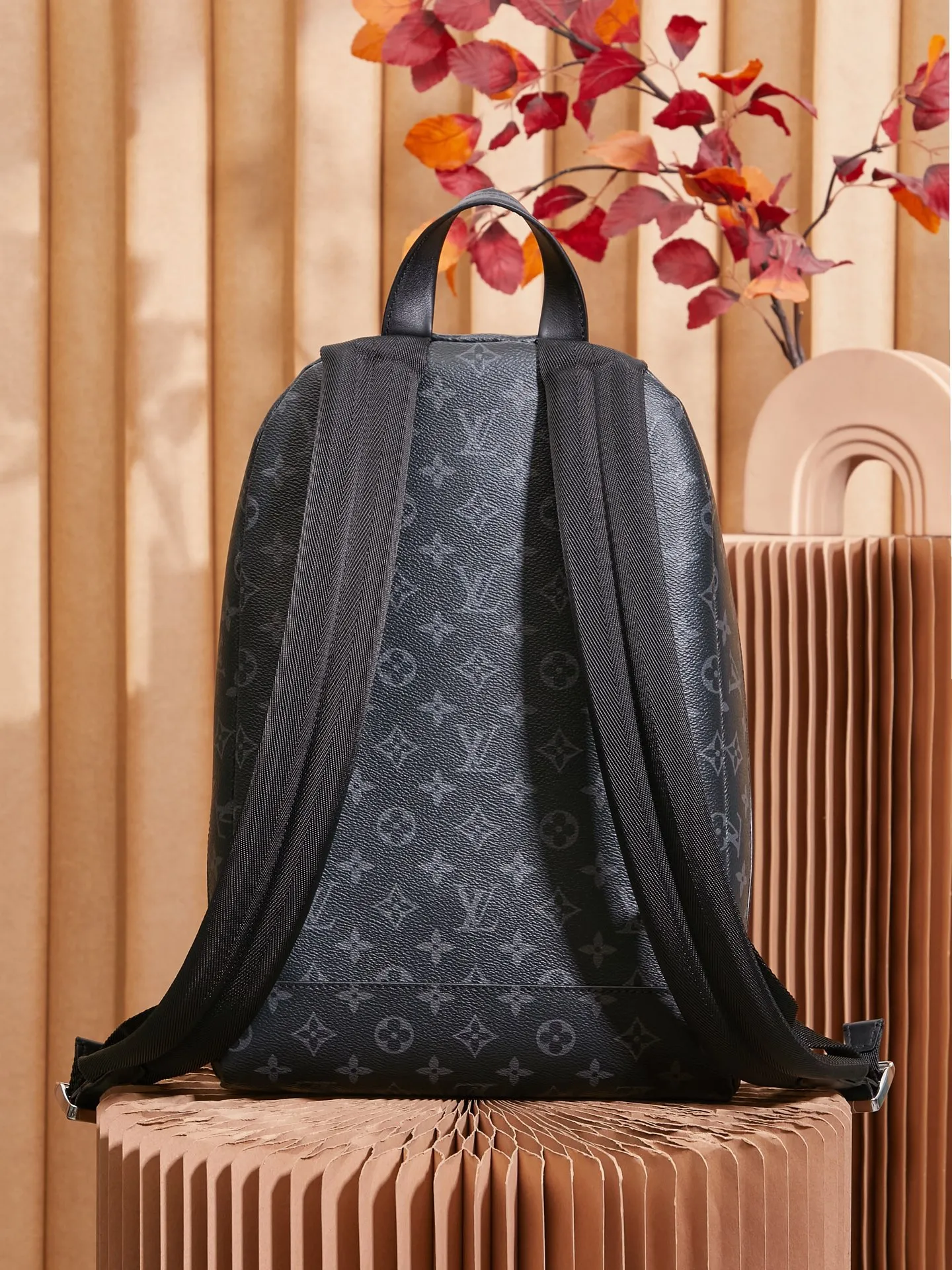 P¥1240👉nfc163C01 dynamic chip👈 [100% MB special grade, all-steel hardware, imported leather] This Discovery Slim backpack is made of Monogram Eclipse coated canvas. It has a compact configuration and is integrated into the inner pocket of a laptop, making it easy to control business or leisure occasions with a trendy look. Adjustable, padded fabric shoulder straps enhance carrying comfort, and a zippered front pocket provides easy access to frequently used items. Monogram Eclipse coated canvas - Calfskin trim - Fabric lining - Metal hardware - Adjustable shoulder strap - Zip closure - Zip front pocket - Inner tablet pocket - Inner patch pocket - Handle: Single handle! ! Model: M14020; Size: 28x38x13CM