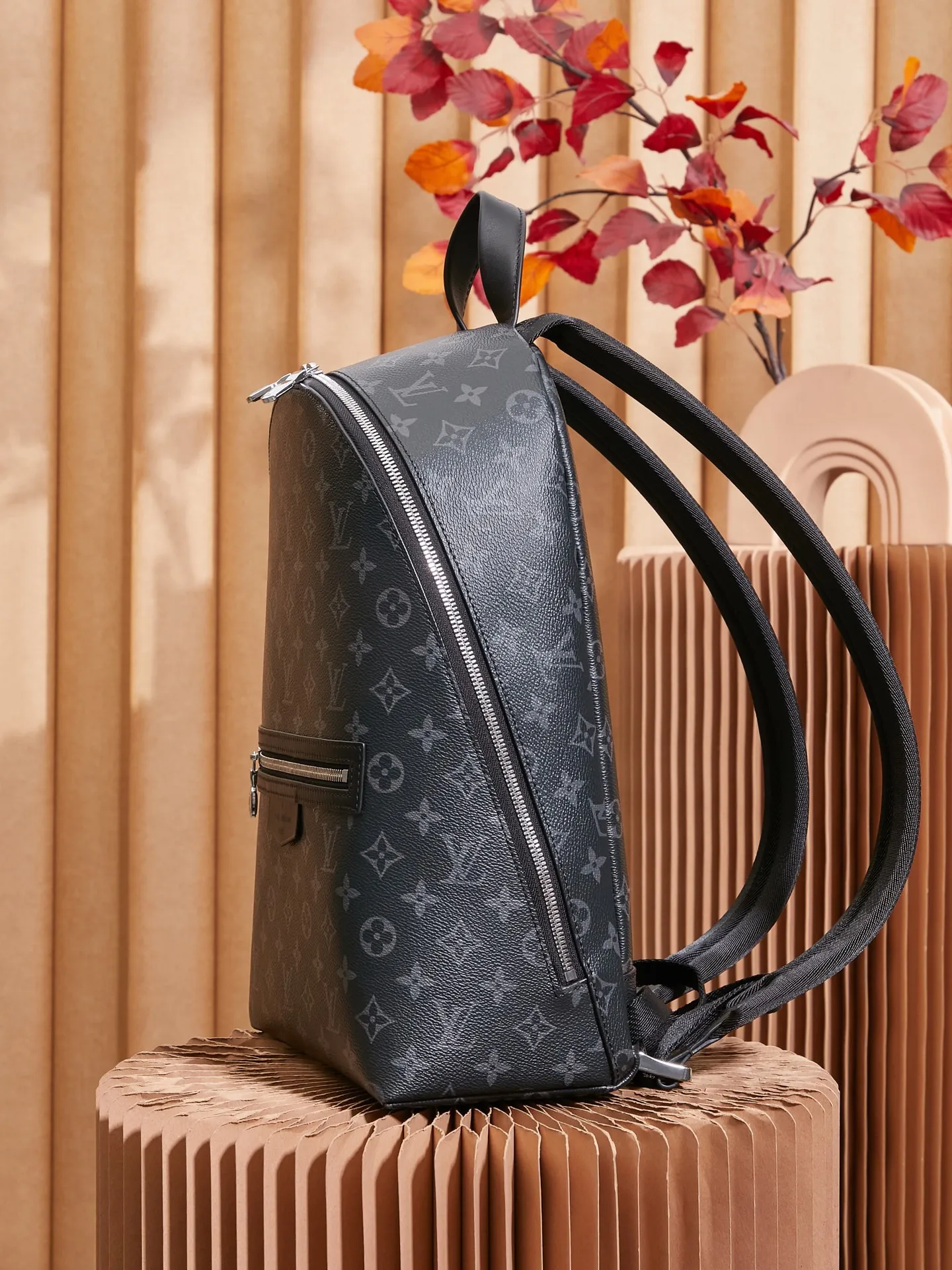 P¥1240👉nfc163C01 dynamic chip👈 [100% MB special grade, all-steel hardware, imported leather] This Discovery Slim backpack is made of Monogram Eclipse coated canvas. It has a compact configuration and is integrated into the inner pocket of a laptop, making it easy to control business or leisure occasions with a trendy look. Adjustable, padded fabric shoulder straps enhance carrying comfort, and a zippered front pocket provides easy access to frequently used items. Monogram Eclipse coated canvas - Calfskin trim - Fabric lining - Metal hardware - Adjustable shoulder strap - Zip closure - Zip front pocket - Inner tablet pocket - Inner patch pocket - Handle: Single handle! ! Model: M14020; Size: 28x38x13CM