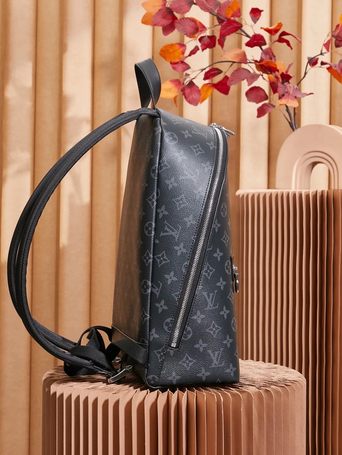 P¥1240👉nfc163C01 dynamic chip👈 [100% MB special grade, all-steel hardware, imported leather] This Discovery Slim backpack is made of Monogram Eclipse coated canvas. It has a compact configuration and is integrated into the inner pocket of a laptop, making it easy to control business or leisure occasions with a trendy look. Adjustable, padded fabric shoulder straps enhance carrying comfort, and a zippered front pocket provides easy access to frequently used items. Monogram Eclipse coated canvas - Calfskin trim - Fabric lining - Metal hardware - Adjustable shoulder strap - Zip closure - Zip front pocket - Inner tablet pocket - Inner patch pocket - Handle: Single handle! ! Model: M14020; Size: 28x38x13CM