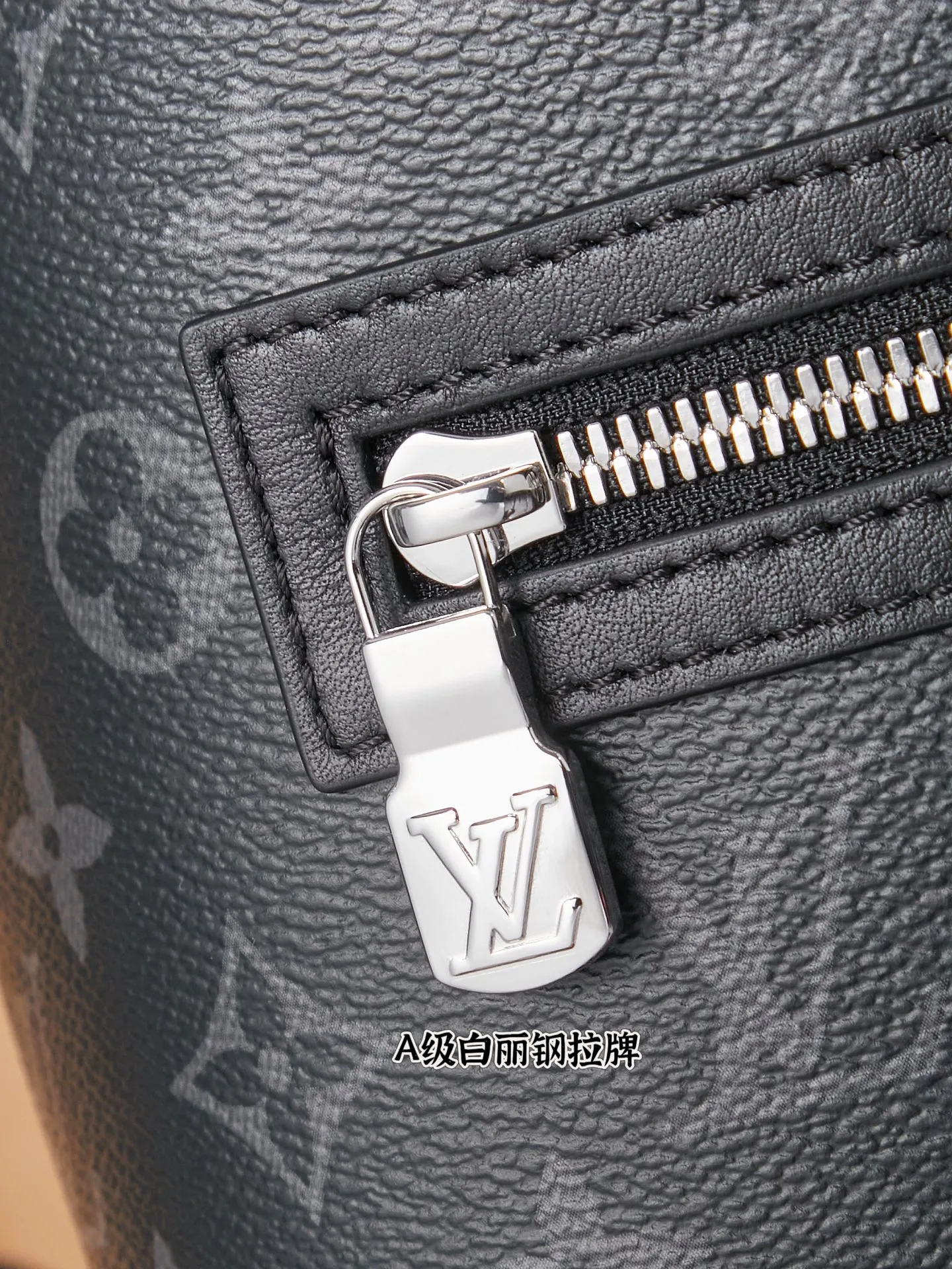 P¥1240👉nfc163C01 dynamic chip👈 [100% MB special grade, all-steel hardware, imported leather] This Discovery Slim backpack is made of Monogram Eclipse coated canvas. It has a compact configuration and is integrated into the inner pocket of a laptop, making it easy to control business or leisure occasions with a trendy look. Adjustable, padded fabric shoulder straps enhance carrying comfort, and a zippered front pocket provides easy access to frequently used items. Monogram Eclipse coated canvas - Calfskin trim - Fabric lining - Metal hardware - Adjustable shoulder strap - Zip closure - Zip front pocket - Inner tablet pocket - Inner patch pocket - Handle: Single handle! ! Model: M14020; Size: 28x38x13CM