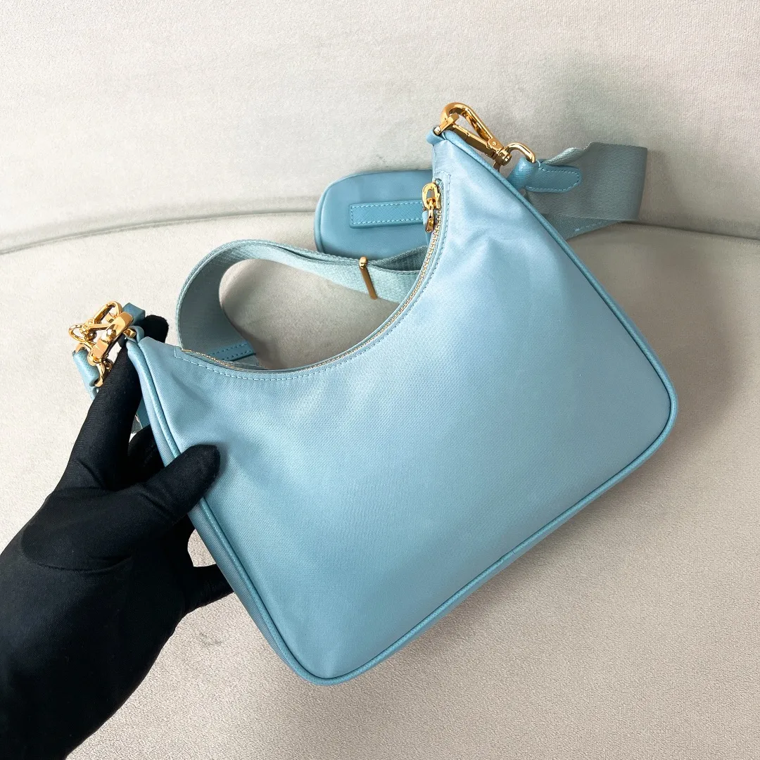 💰1000🌟New product Hobo three-in-one gold buckle 1BH204 Hobo three-in-one has become a mainstream fashion trend! Super versatile and good-looking, fashionable people must buy it! It is not only practical, lightweight but also beautiful. The detachable pouch hanging ornaments and spacious internal compartments are simply great👏... Unisex style for both men and women🉑️ Hand-held, shoulder and cross-body style with three uses, the new favorite of fashion trendsetters. The perfect details are comparable to brick cabinets. Super 5🌟Review Size: 22*18*6.5