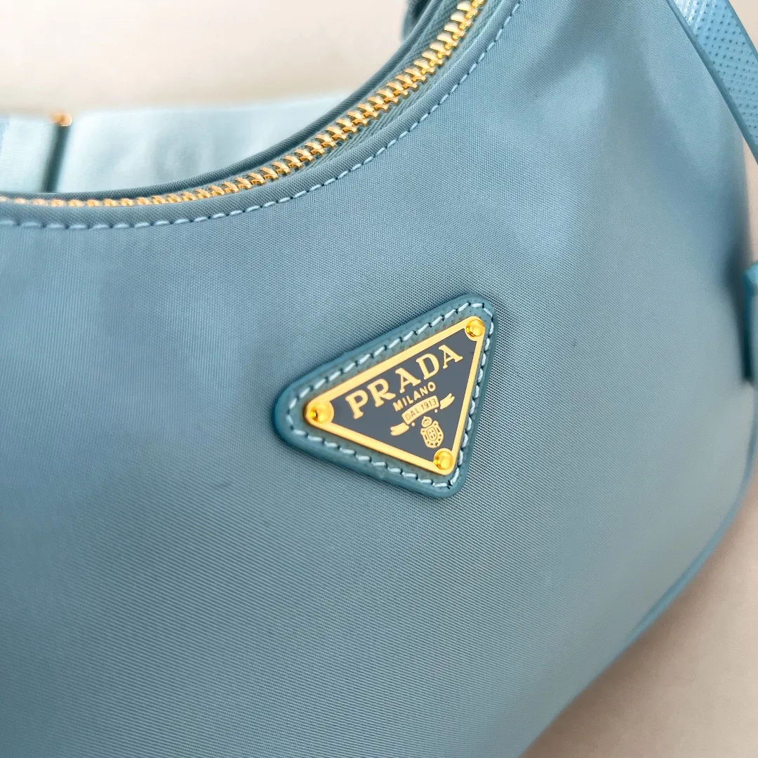 💰1000🌟New product Hobo three-in-one gold buckle 1BH204 Hobo three-in-one has become a mainstream fashion trend! Super versatile and good-looking, fashionable people must buy it! It is not only practical, lightweight but also beautiful. The detachable pouch hanging ornaments and spacious internal compartments are simply great👏... Unisex style for both men and women🉑️ Hand-held, shoulder and cross-body style with three uses, the new favorite of fashion trendsetters. The perfect details are comparable to brick cabinets. Super 5🌟Review Size: 22*18*6.5