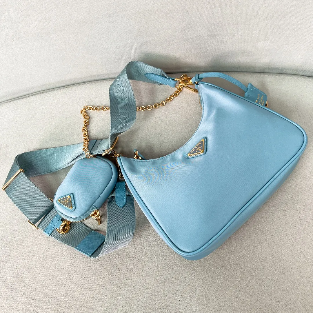 💰1000🌟New product Hobo three-in-one gold buckle 1BH204 Hobo three-in-one has become a mainstream fashion trend! Super versatile and good-looking, fashionable people must buy it! It is not only practical, lightweight but also beautiful. The detachable pouch hanging ornaments and spacious internal compartments are simply great👏... Unisex style for both men and women🉑️ Hand-held, shoulder and cross-body style with three uses, the new favorite of fashion trendsetters. The perfect details are comparable to brick cabinets. Super 5🌟Review Size: 22*18*6.5