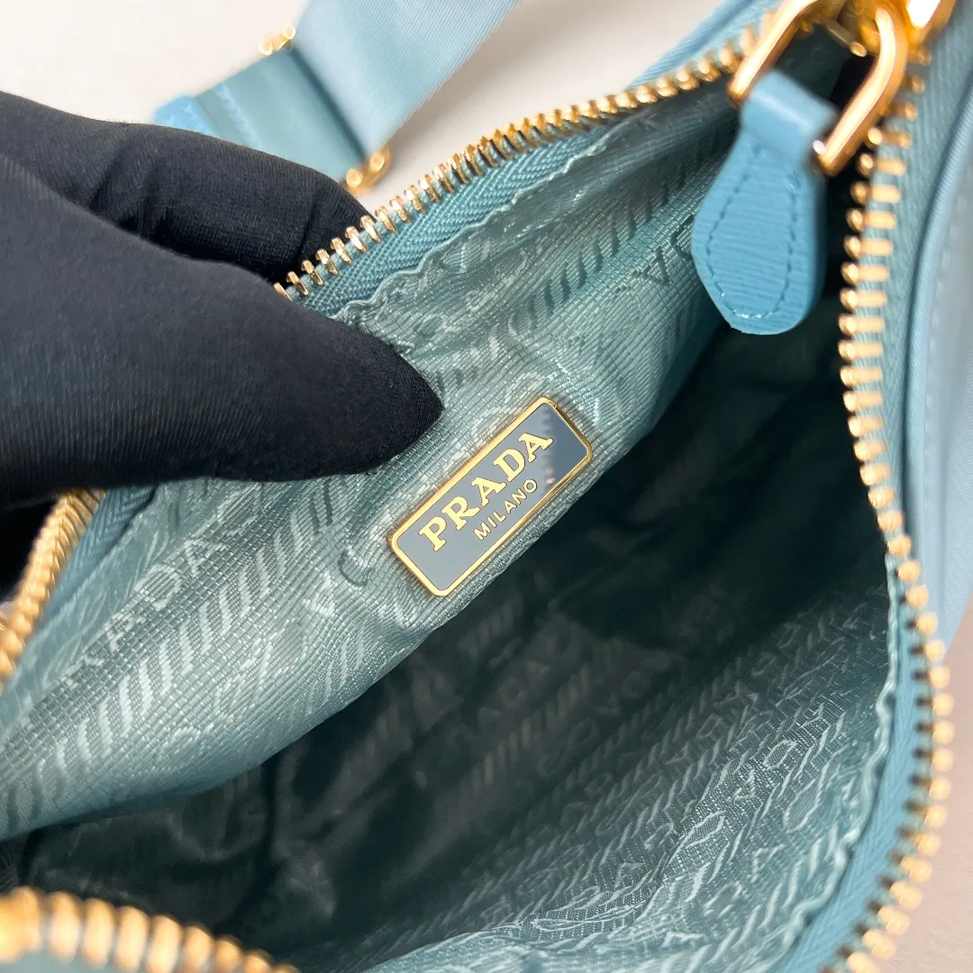 💰1000🌟New product Hobo three-in-one gold buckle 1BH204 Hobo three-in-one has become a mainstream fashion trend! Super versatile and good-looking, fashionable people must buy it! It is not only practical, lightweight but also beautiful. The detachable pouch hanging ornaments and spacious internal compartments are simply great👏... Unisex style for both men and women🉑️ Hand-held, shoulder and cross-body style with three uses, the new favorite of fashion trendsetters. The perfect details are comparable to brick cabinets. Super 5🌟Review Size: 22*18*6.5