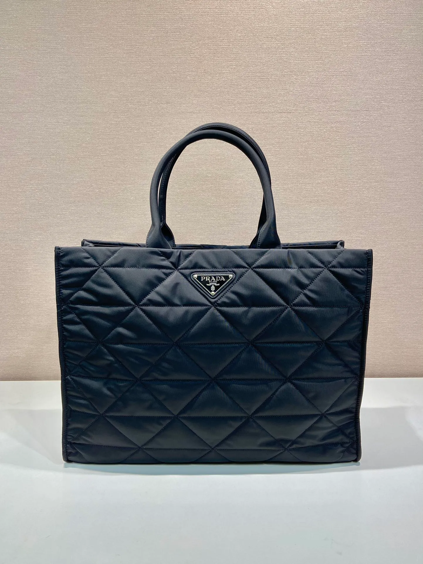 💰1460🎉New diamond tote bag 🎉2VG096🎉🎉 This tote bag is made of imported nylon fabric and 👋work diamond pattern. The metal accessories give it a bright color. The overall style is low-key, luxurious and versatile, simple and elegant, with large capacity. The upper body effect is very fashionable/cool. It is suitable for both men and women. If you like it, hurry up and get it🎉 🎉 Length 45x Height 34x Bottom 15cm