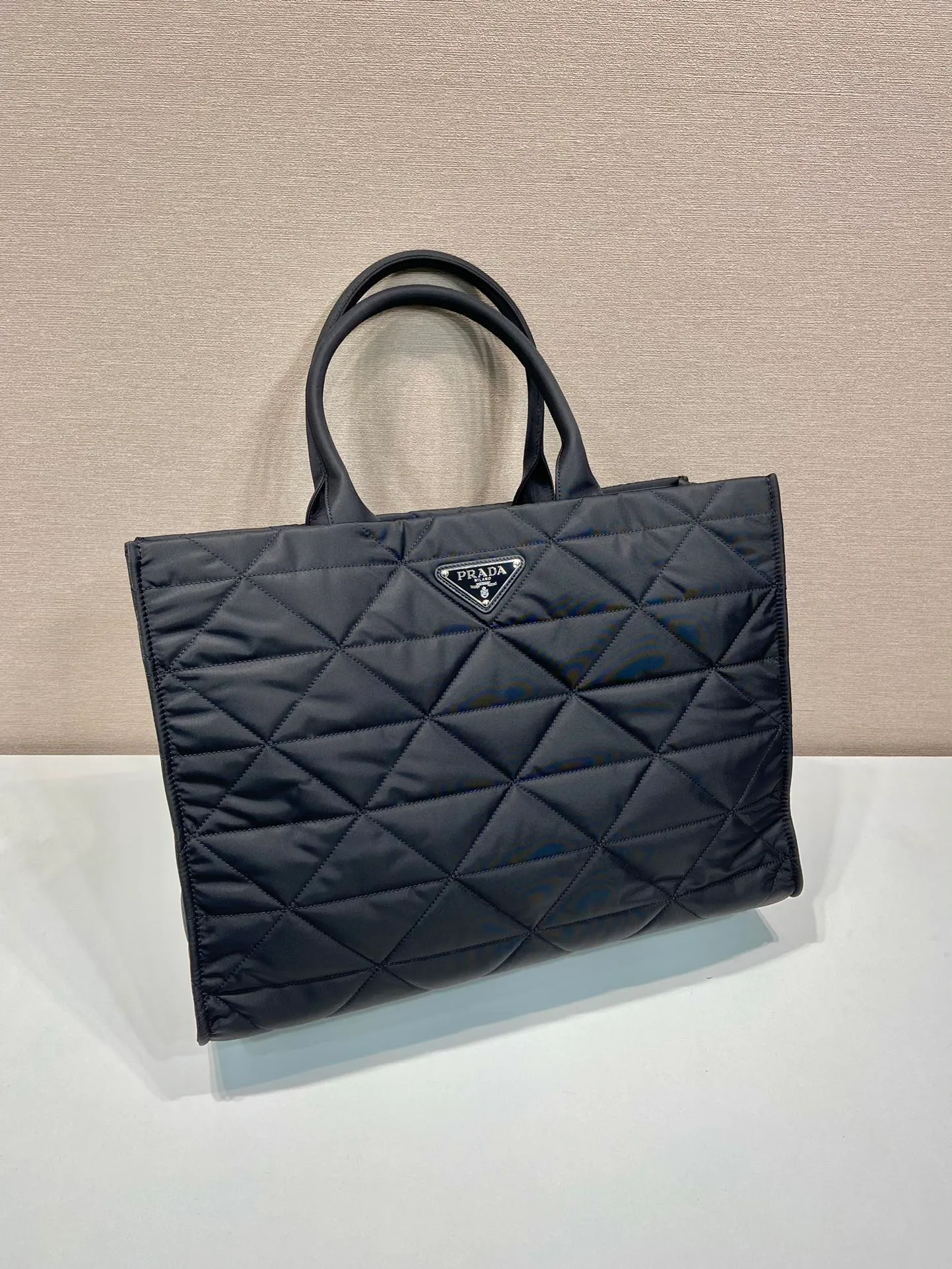 💰1460🎉New diamond tote bag 🎉2VG096🎉🎉 This tote bag is made of imported nylon fabric and 👋work diamond pattern. The metal accessories give it a bright color. The overall style is low-key, luxurious and versatile, simple and elegant, with large capacity. The upper body effect is very fashionable/cool. It is suitable for both men and women. If you like it, hurry up and get it🎉 🎉 Length 45x Height 34x Bottom 15cm