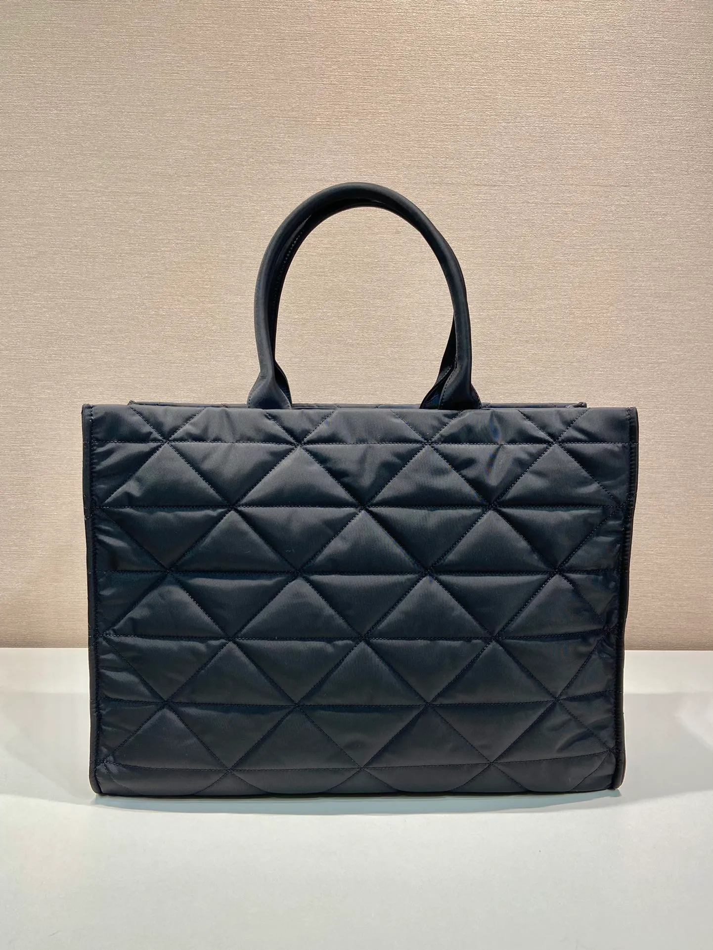 💰1460🎉New diamond tote bag 🎉2VG096🎉🎉 This tote bag is made of imported nylon fabric and 👋work diamond pattern. The metal accessories give it a bright color. The overall style is low-key, luxurious and versatile, simple and elegant, with large capacity. The upper body effect is very fashionable/cool. It is suitable for both men and women. If you like it, hurry up and get it🎉 🎉 Length 45x Height 34x Bottom 15cm