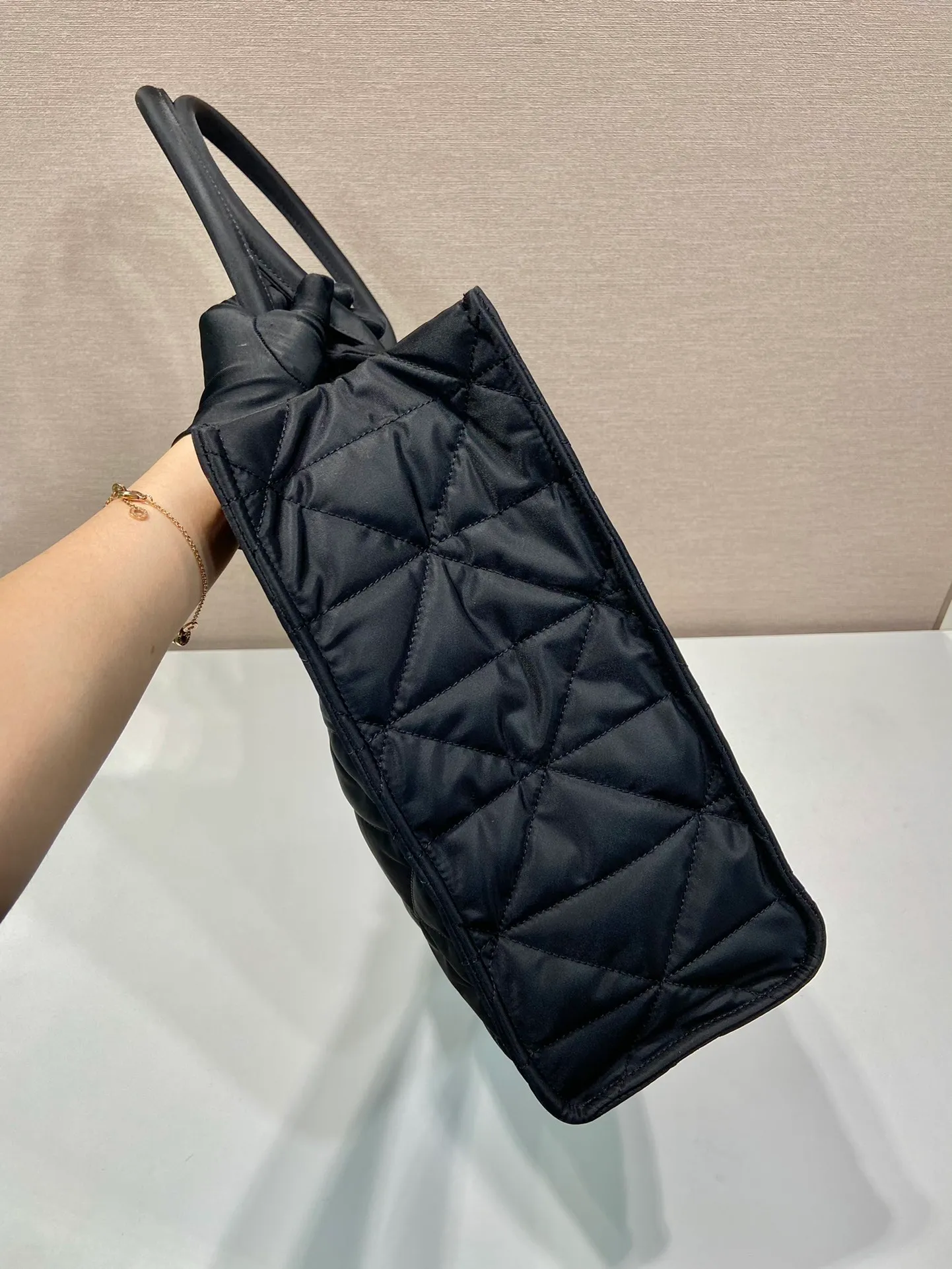 💰1460🎉New diamond tote bag 🎉2VG096🎉🎉 This tote bag is made of imported nylon fabric and 👋work diamond pattern. The metal accessories give it a bright color. The overall style is low-key, luxurious and versatile, simple and elegant, with large capacity. The upper body effect is very fashionable/cool. It is suitable for both men and women. If you like it, hurry up and get it🎉 🎉 Length 45x Height 34x Bottom 15cm