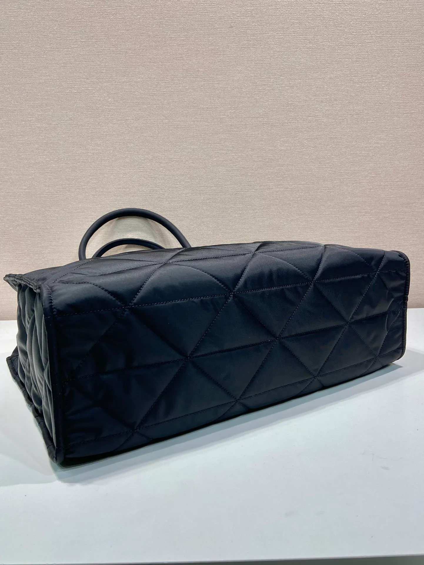 💰1460🎉New diamond tote bag 🎉2VG096🎉🎉 This tote bag is made of imported nylon fabric and 👋work diamond pattern. The metal accessories give it a bright color. The overall style is low-key, luxurious and versatile, simple and elegant, with large capacity. The upper body effect is very fashionable/cool. It is suitable for both men and women. If you like it, hurry up and get it🎉 🎉 Length 45x Height 34x Bottom 15cm