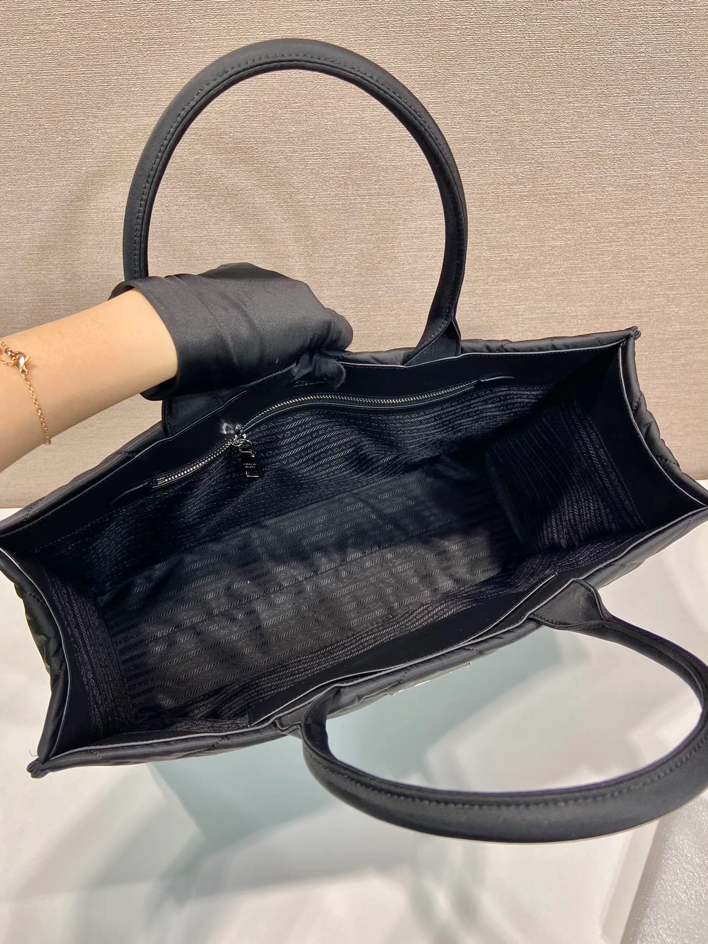 💰1460🎉New diamond tote bag 🎉2VG096🎉🎉 This tote bag is made of imported nylon fabric and 👋work diamond pattern. The metal accessories give it a bright color. The overall style is low-key, luxurious and versatile, simple and elegant, with large capacity. The upper body effect is very fashionable/cool. It is suitable for both men and women. If you like it, hurry up and get it🎉 🎉 Length 45x Height 34x Bottom 15cm