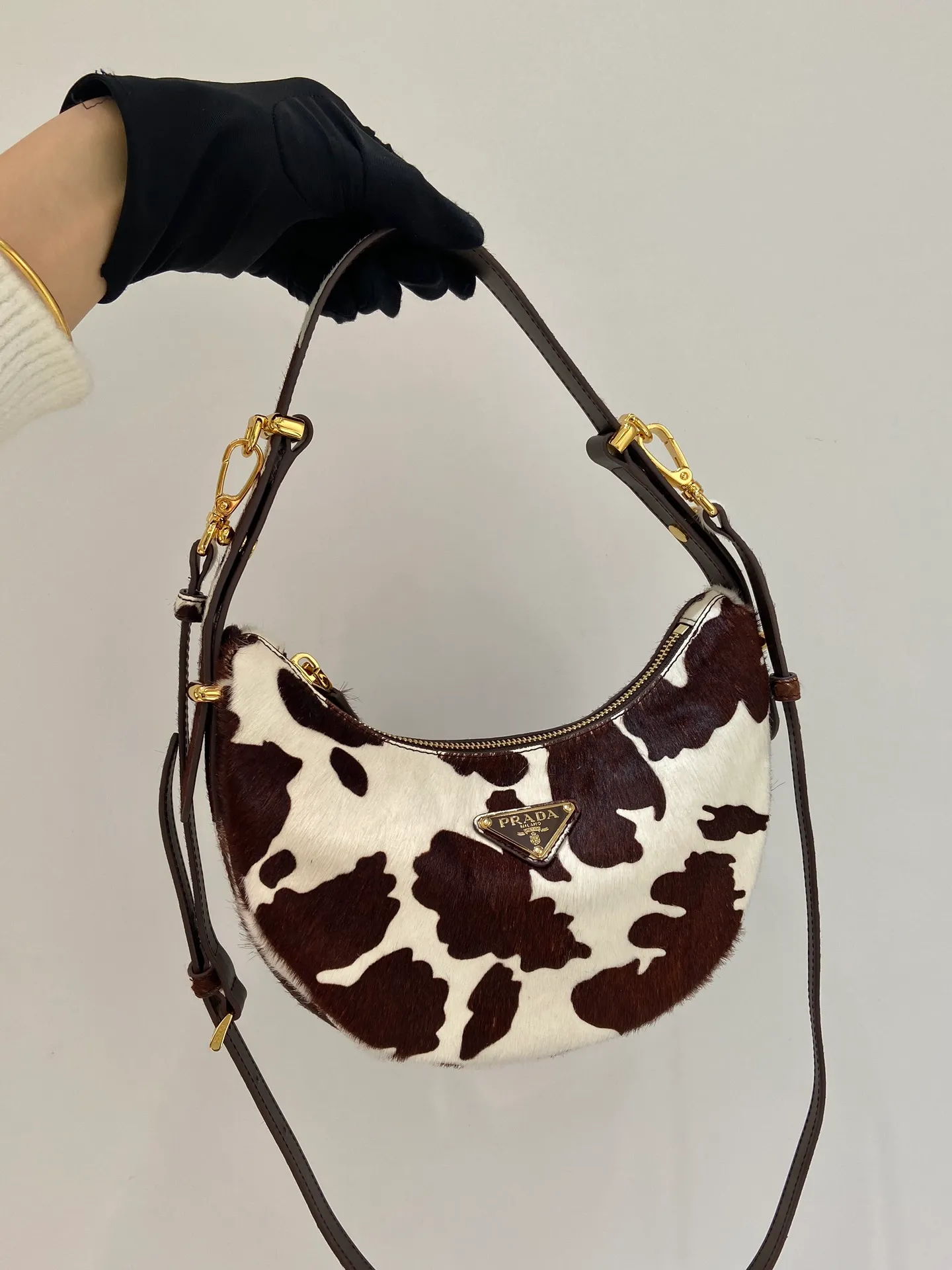 💰1660🎉Moon handbag🎉1BC194 horse hair🎉 This Arqué handbag reinterprets the Hobo silhouette, decorated with horsehair print to add personality, and lined with sheepskin. Highlighting the charm of versatile fashion, the adjustable long/short shoulder straps can be detached. Can be exchanged for different occasions👏A must-have in winter, babies, hurry up and get it🎉🎉 Length 22.5x Height 18.5x Bottom 6cm🎉🎉🎉👏👏👏