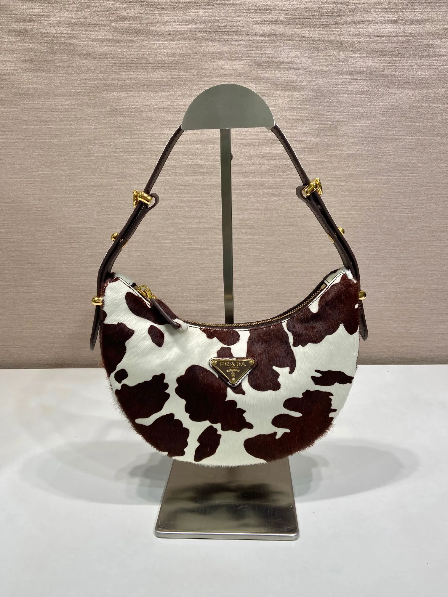 💰1660🎉Moon handbag🎉1BC194 horse hair🎉 This Arqué handbag reinterprets the Hobo silhouette, decorated with horsehair print to add personality, and lined with sheepskin. Highlighting the charm of versatile fashion, the adjustable long/short shoulder straps can be detached. Can be exchanged for different occasions👏A must-have in winter, babies, hurry up and get it🎉🎉 Length 22.5x Height 18.5x Bottom 6cm🎉🎉🎉👏👏👏