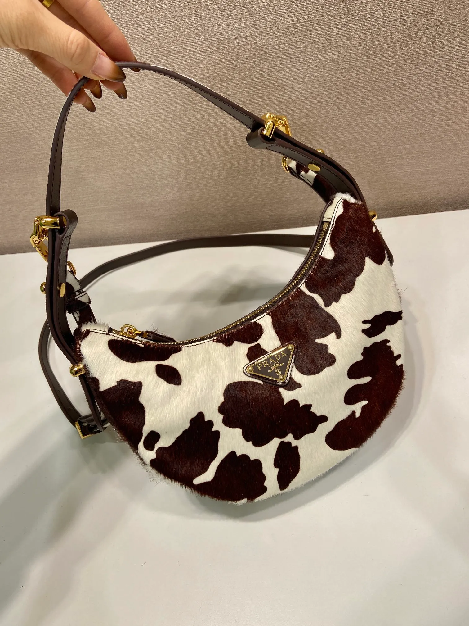 💰1660🎉Moon handbag🎉1BC194 horse hair🎉 This Arqué handbag reinterprets the Hobo silhouette, decorated with horsehair print to add personality, and lined with sheepskin. Highlighting the charm of versatile fashion, the adjustable long/short shoulder straps can be detached. Can be exchanged for different occasions👏A must-have in winter, babies, hurry up and get it🎉🎉 Length 22.5x Height 18.5x Bottom 6cm🎉🎉🎉👏👏👏