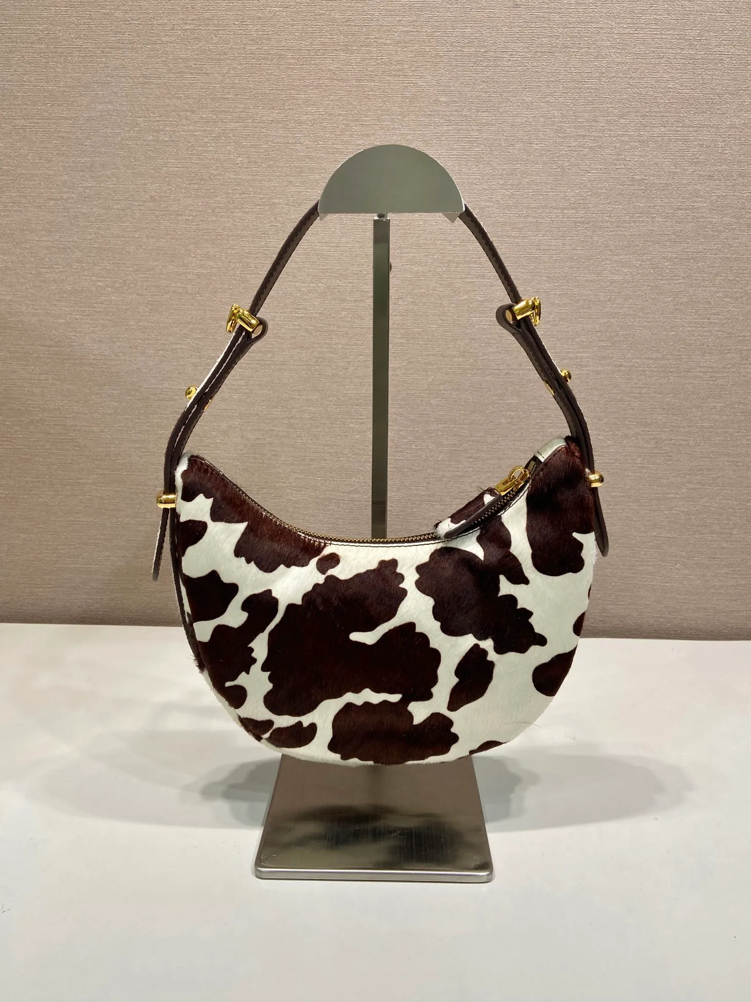 💰1660🎉Moon handbag🎉1BC194 horse hair🎉 This Arqué handbag reinterprets the Hobo silhouette, decorated with horsehair print to add personality, and lined with sheepskin. Highlighting the charm of versatile fashion, the adjustable long/short shoulder straps can be detached. Can be exchanged for different occasions👏A must-have in winter, babies, hurry up and get it🎉🎉 Length 22.5x Height 18.5x Bottom 6cm🎉🎉🎉👏👏👏
