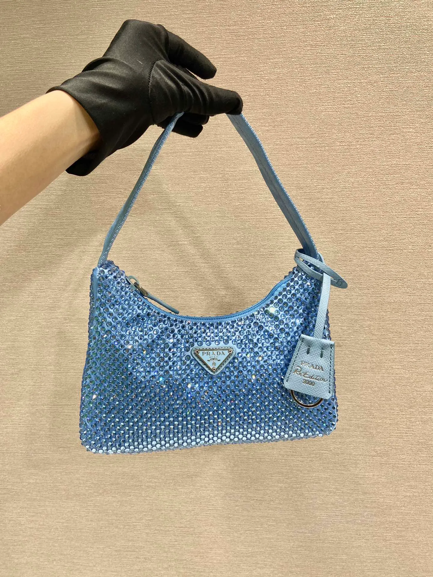 💰1000🎉Flash diamonds Hobo🎉1NE515 flash diamonds, new color🎉🎉The most beautiful and sparkling rhinestones Hoboؔ😘😘Imported diamond net. The sparkling appearance. The blingbling effect under the night light is very eye-catching. The rate of return is very high🙈🙈Everyone will praise it wherever you take it😘This kind of sparkling diamond bag is also very easy to match with clothes, so cute and cool , suitable for any occasion, the popular elements of Hobo have always been recognized by Internet celebrities/celebrities, and it is a permanently popular Hobo🙊🙊worth buying👍beauties😘Length 23x Height 13x Bottom 5cm