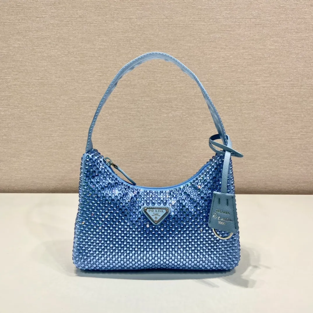 💰1000🎉Flash diamonds Hobo🎉1NE515 flash diamonds, new color🎉🎉The most beautiful and sparkling rhinestones Hoboؔ😘😘Imported diamond net. The sparkling appearance. The blingbling effect under the night light is very eye-catching. The rate of return is very high🙈🙈Everyone will praise it wherever you take it😘This kind of sparkling diamond bag is also very easy to match with clothes, so cute and cool , suitable for any occasion, the popular elements of Hobo have always been recognized by Internet celebrities/celebrities, and it is a permanently popular Hobo🙊🙊worth buying👍beauties😘Length 23x Height 13x Bottom 5cm