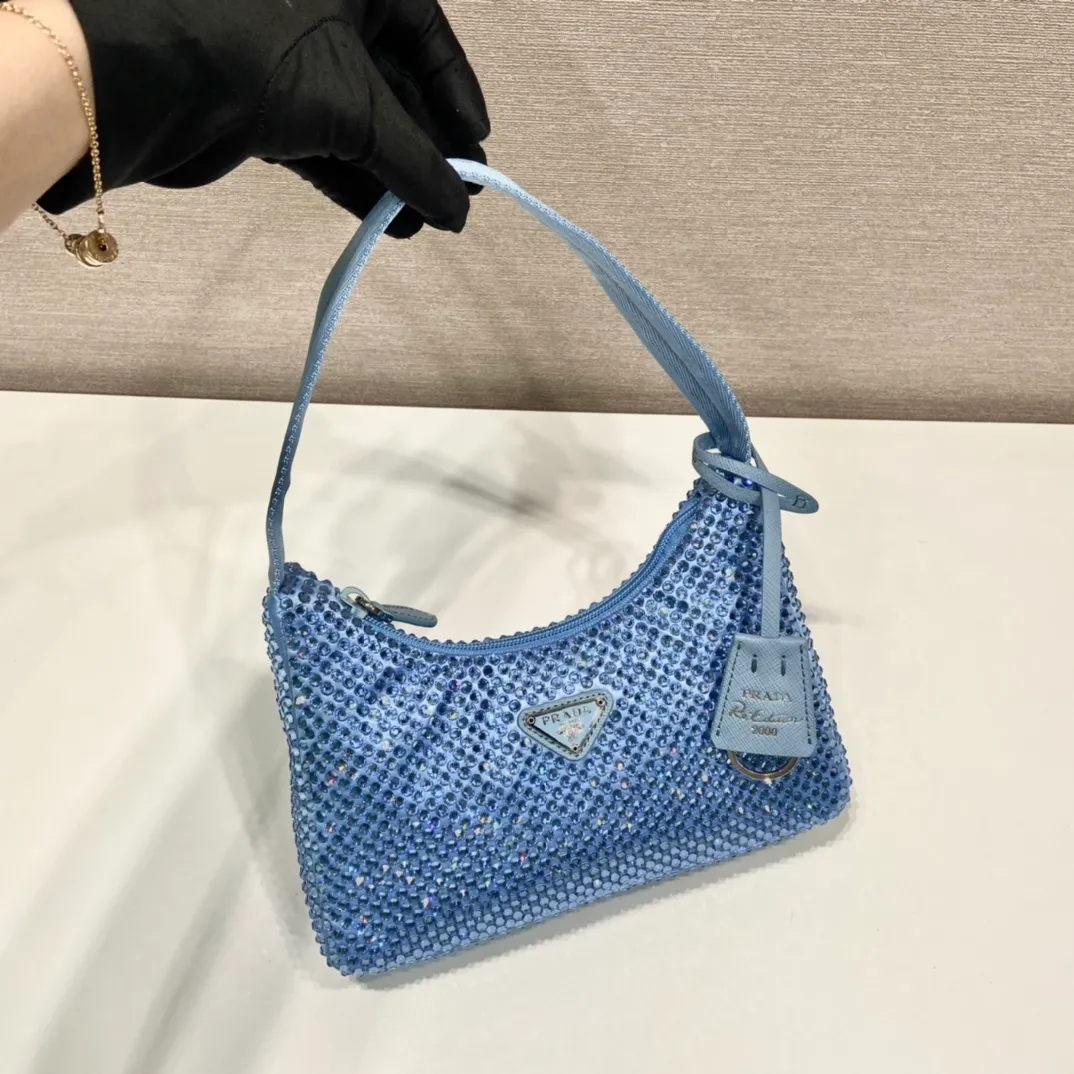 💰1000🎉Flash diamonds Hobo🎉1NE515 flash diamonds, new color🎉🎉The most beautiful and sparkling rhinestones Hoboؔ😘😘Imported diamond net. The sparkling appearance. The blingbling effect under the night light is very eye-catching. The rate of return is very high🙈🙈Everyone will praise it wherever you take it😘This kind of sparkling diamond bag is also very easy to match with clothes, so cute and cool , suitable for any occasion, the popular elements of Hobo have always been recognized by Internet celebrities/celebrities, and it is a permanently popular Hobo🙊🙊worth buying👍beauties😘Length 23x Height 13x Bottom 5cm