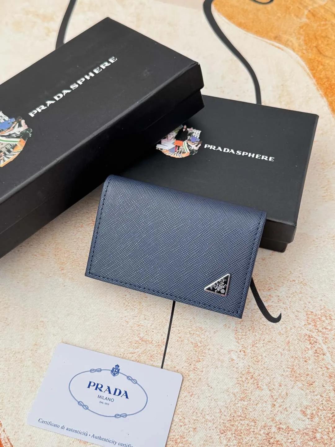 💰120💰PRADA’s popular men’s card holder counter new style, official website synchronization, genuine development, model 2MC122#. Color/Blue As shown in the picture, real shot 💋Cross-grain cowhide texture is excellent, threaded lining, hardware accessories! Exquisite wiring, even and neat lines, smooth oil edges, size: 11cm long, 6.5cm high