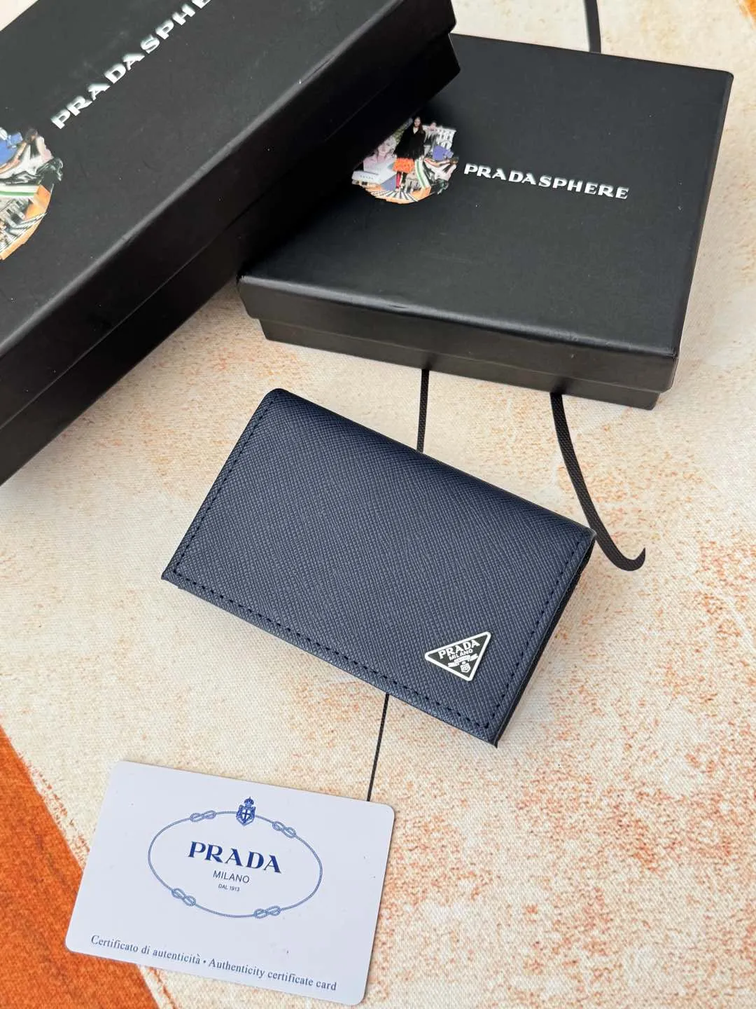💰120💰PRADA’s popular men’s card holder counter new style, official website synchronization, genuine development, model 2MC122#. Color/Blue As shown in the picture, real shot 💋Cross-grain cowhide texture is excellent, threaded lining, hardware accessories! Exquisite wiring, even and neat lines, smooth oil edges, size: 11cm long, 6.5cm high