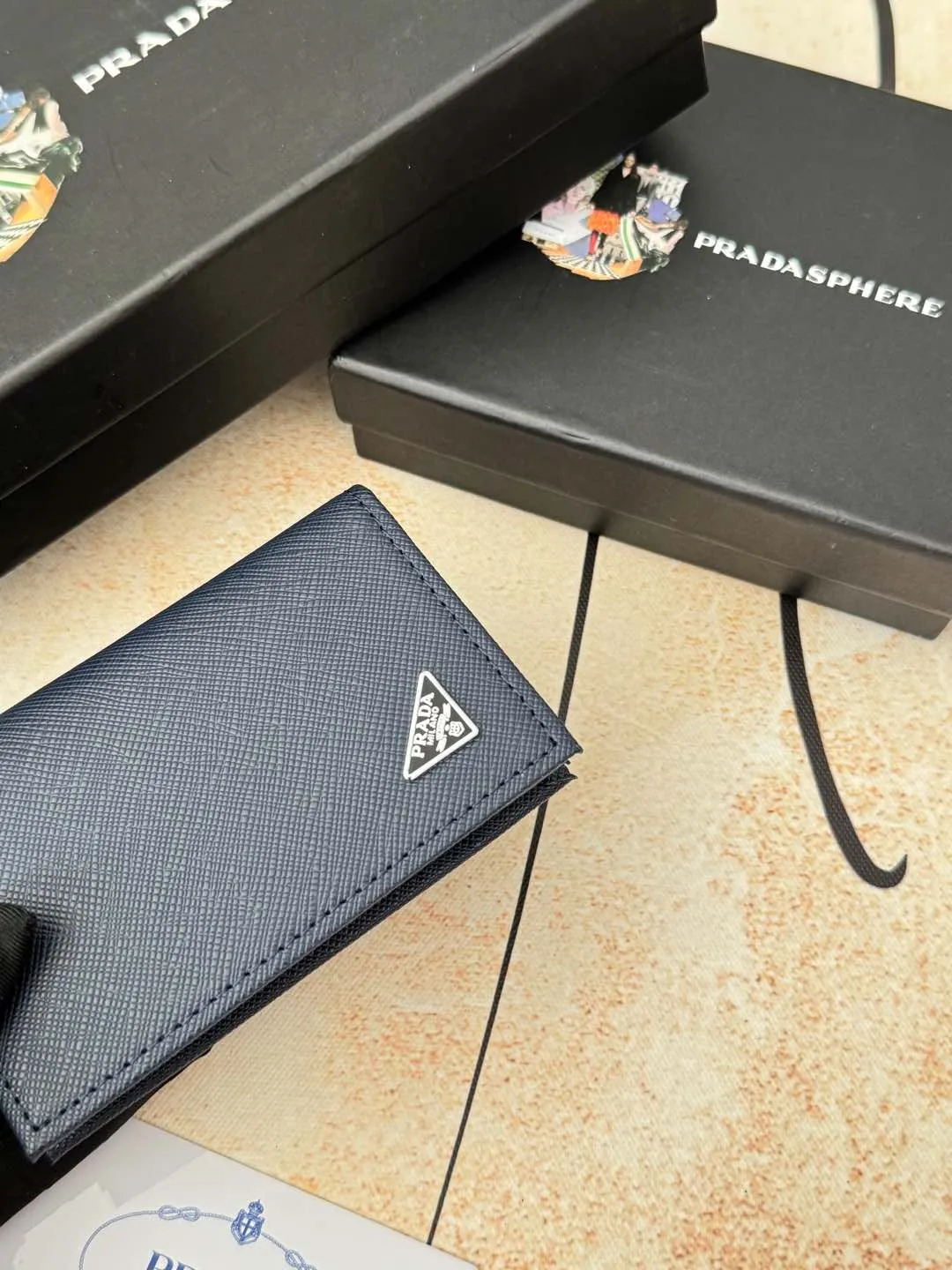 💰120💰PRADA’s popular men’s card holder counter new style, official website synchronization, genuine development, model 2MC122#. Color/Blue As shown in the picture, real shot 💋Cross-grain cowhide texture is excellent, threaded lining, hardware accessories! Exquisite wiring, even and neat lines, smooth oil edges, size: 11cm long, 6.5cm high