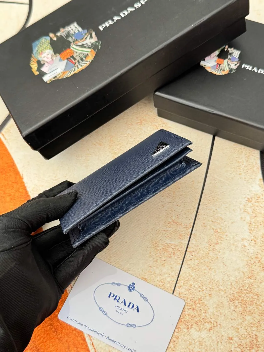 💰120💰PRADA’s popular men’s card holder counter new style, official website synchronization, genuine development, model 2MC122#. Color/Blue As shown in the picture, real shot 💋Cross-grain cowhide texture is excellent, threaded lining, hardware accessories! Exquisite wiring, even and neat lines, smooth oil edges, size: 11cm long, 6.5cm high