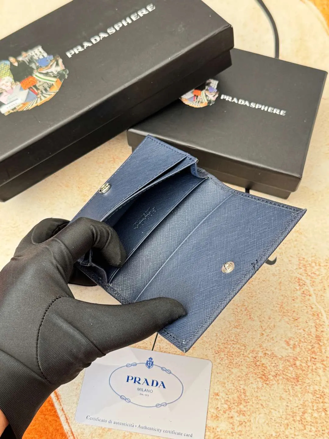 💰120💰PRADA’s popular men’s card holder counter new style, official website synchronization, genuine development, model 2MC122#. Color/Blue As shown in the picture, real shot 💋Cross-grain cowhide texture is excellent, threaded lining, hardware accessories! Exquisite wiring, even and neat lines, smooth oil edges, size: 11cm long, 6.5cm high