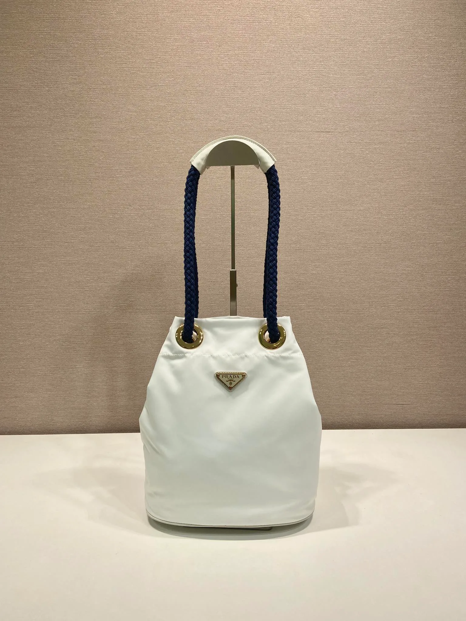 💰1120🎉New Bucket Bag🎉1BE082 Catwalk Style🎉🎉 This Re-Nylon handbag is designed with nylon fabric and calfskin. Unique combinations add a charming touch. The sliding rope handle highlights the versatility of this bag, making it easy to carry by hand or shoulder/crossbody, and features top-quality hardware. It has a large capacity and is very casual and fashionable. It is also a popular style that will never go out of style. Baby, hurry up and get it🎉🎉 Length 23.5x Height 28x Bottom 16.5cm🎉🎉