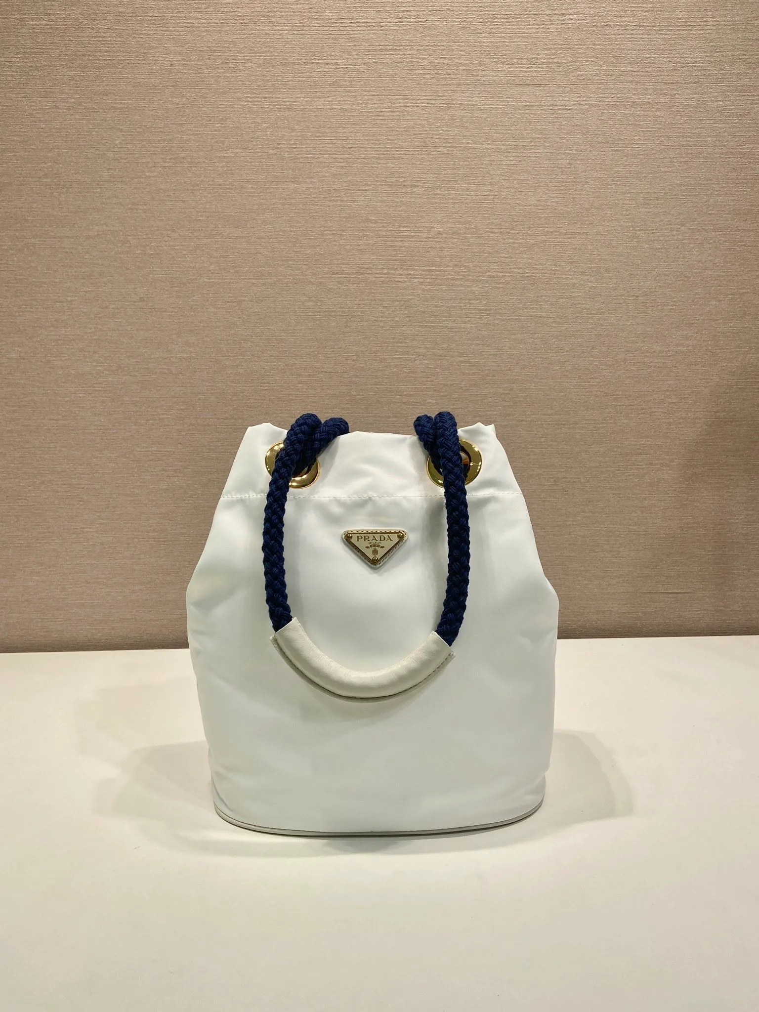 💰1120🎉New Bucket Bag🎉1BE082 Catwalk Style🎉🎉 This Re-Nylon handbag is designed with nylon fabric and calfskin. Unique combinations add a charming touch. The sliding rope handle highlights the versatility of this bag, making it easy to carry by hand or shoulder/crossbody, and features top-quality hardware. It has a large capacity and is very casual and fashionable. It is also a popular style that will never go out of style. Baby, hurry up and get it🎉🎉 Length 23.5x Height 28x Bottom 16.5cm🎉🎉