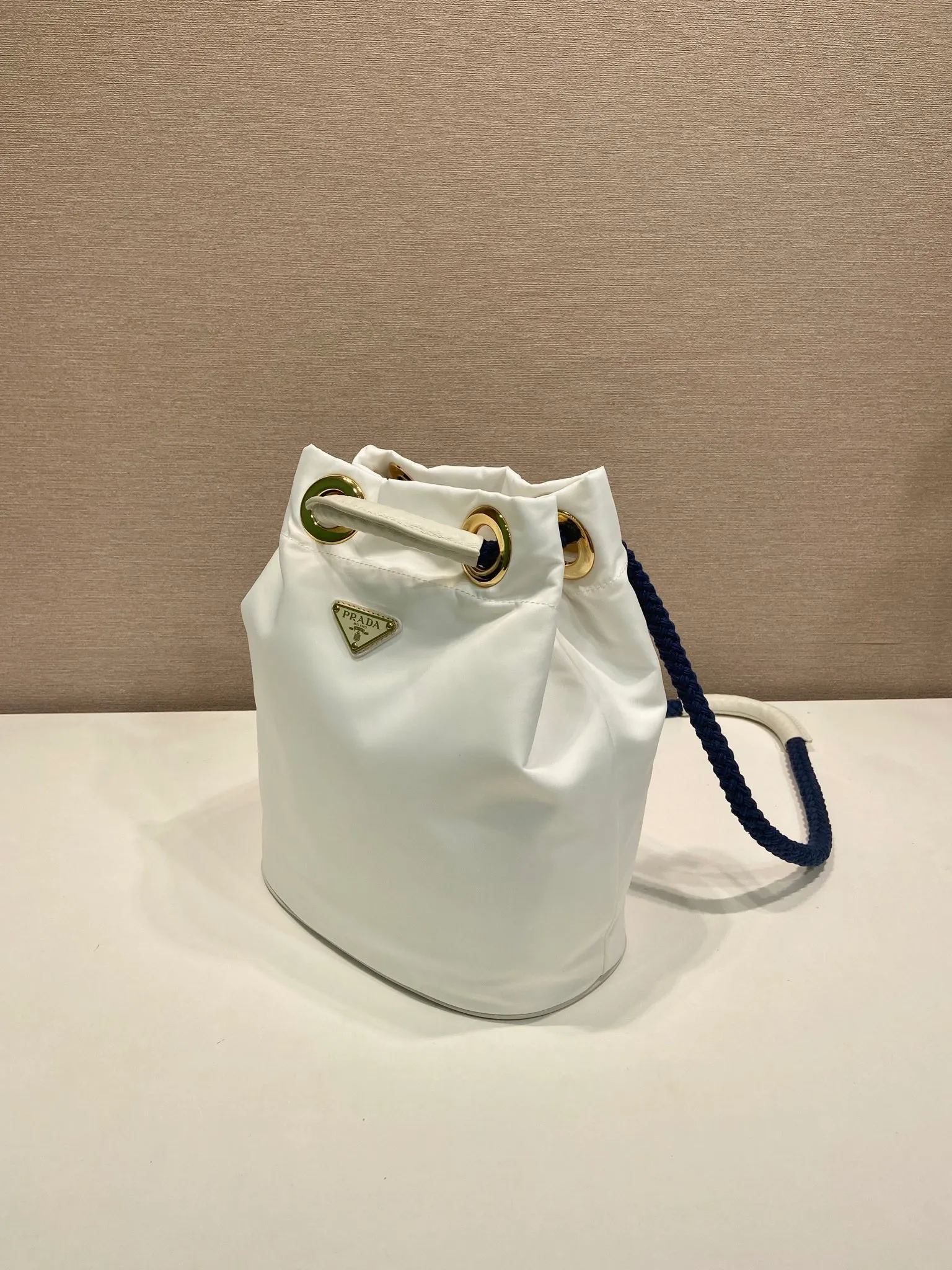 💰1120🎉New Bucket Bag🎉1BE082 Catwalk Style🎉🎉 This Re-Nylon handbag is designed with nylon fabric and calfskin. Unique combinations add a charming touch. The sliding rope handle highlights the versatility of this bag, making it easy to carry by hand or shoulder/crossbody, and features top-quality hardware. It has a large capacity and is very casual and fashionable. It is also a popular style that will never go out of style. Baby, hurry up and get it🎉🎉 Length 23.5x Height 28x Bottom 16.5cm🎉🎉