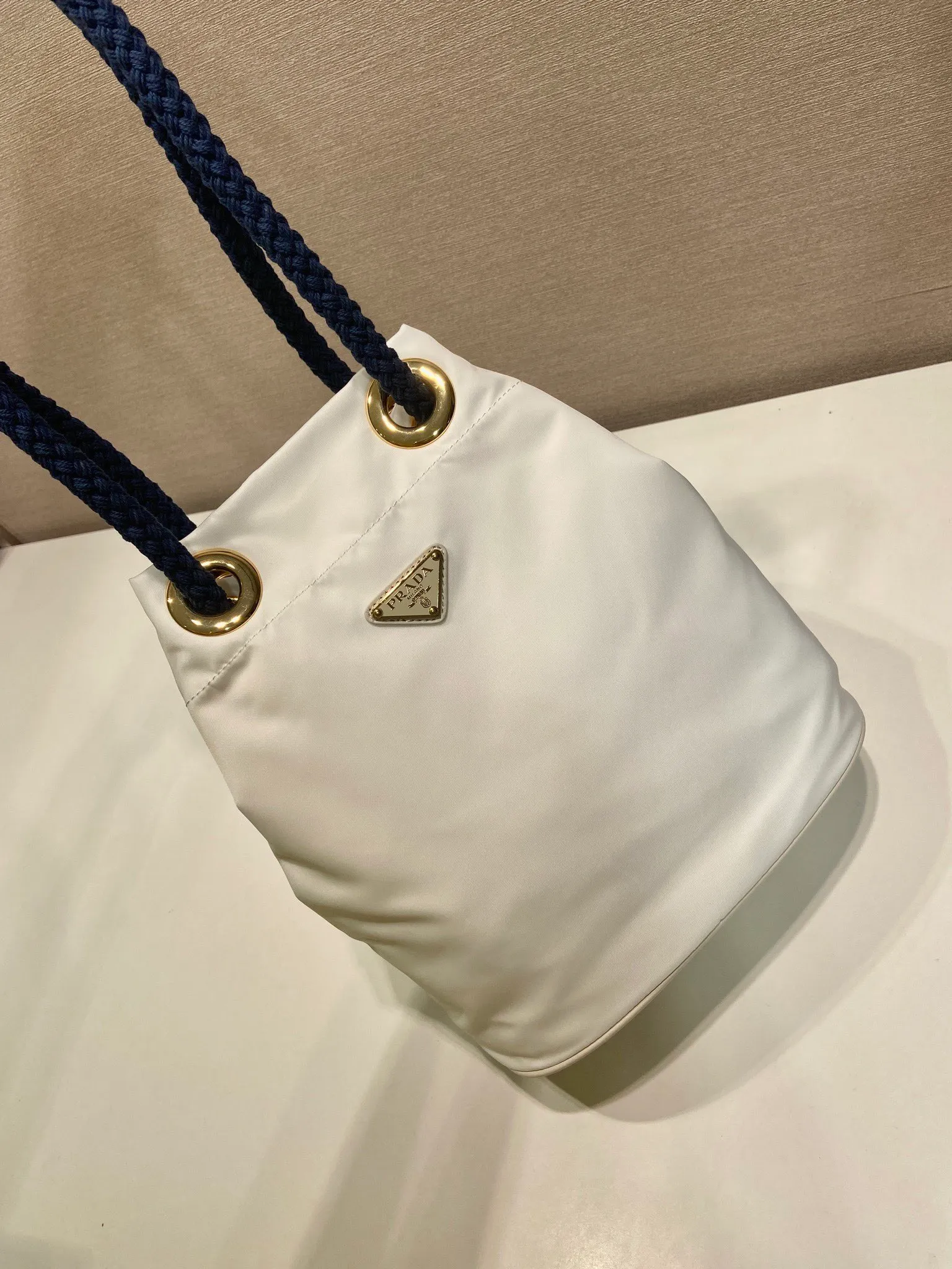 💰1120🎉New Bucket Bag🎉1BE082 Catwalk Style🎉🎉 This Re-Nylon handbag is designed with nylon fabric and calfskin. Unique combinations add a charming touch. The sliding rope handle highlights the versatility of this bag, making it easy to carry by hand or shoulder/crossbody, and features top-quality hardware. It has a large capacity and is very casual and fashionable. It is also a popular style that will never go out of style. Baby, hurry up and get it🎉🎉 Length 23.5x Height 28x Bottom 16.5cm🎉🎉