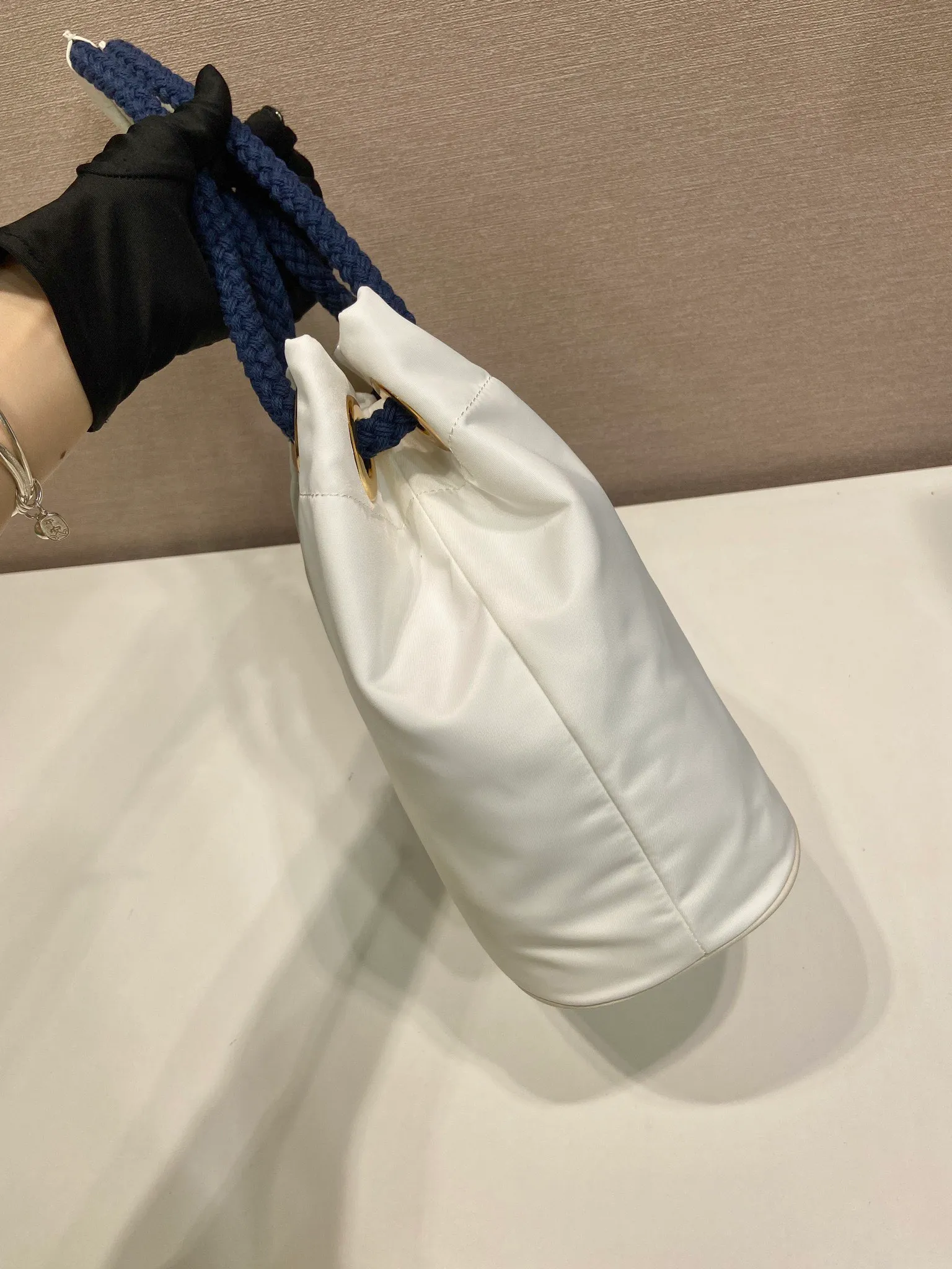 💰1120🎉New Bucket Bag🎉1BE082 Catwalk Style🎉🎉 This Re-Nylon handbag is designed with nylon fabric and calfskin. Unique combinations add a charming touch. The sliding rope handle highlights the versatility of this bag, making it easy to carry by hand or shoulder/crossbody, and features top-quality hardware. It has a large capacity and is very casual and fashionable. It is also a popular style that will never go out of style. Baby, hurry up and get it🎉🎉 Length 23.5x Height 28x Bottom 16.5cm🎉🎉