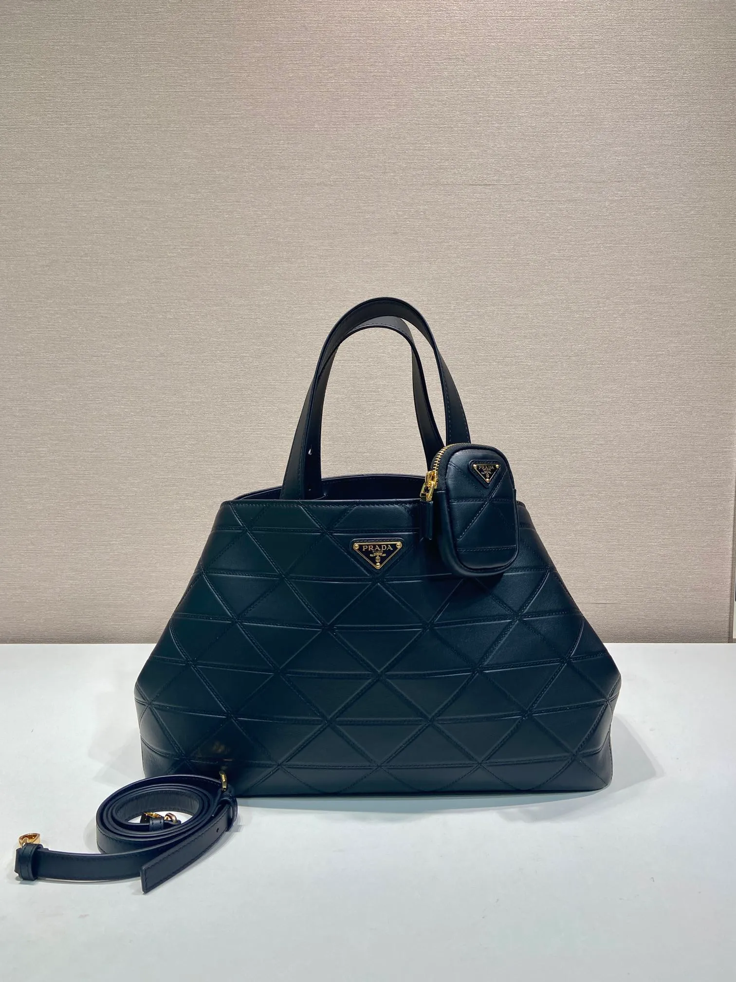 💰2140🎉New Tote Bag🎉1BG547 Large🎉🎉 This versatile tote bag has exquisite and elegant details, decorated with Ho-style topstitching inspired by the classic Symbole and adjustable leather handles. Detachable and adjustable leather shoulder strap and small bag, large capacity, babies, hurry up and get it🎉🎉Length 38xH 25x17.5cm🎉🎉🎉👏👏👏