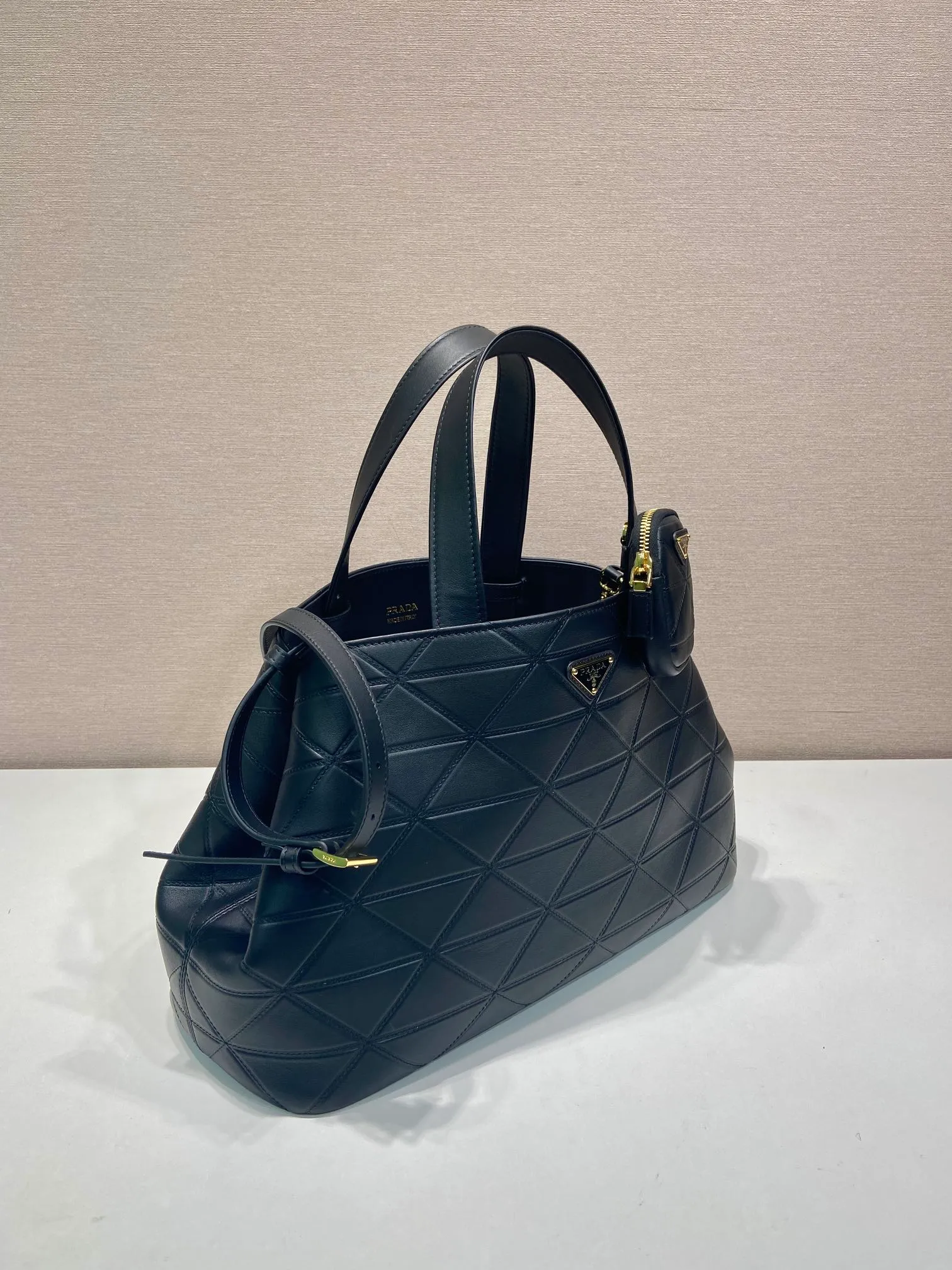 💰2140🎉New Tote Bag🎉1BG547 Large🎉🎉 This versatile tote bag has exquisite and elegant details, decorated with Ho-style topstitching inspired by the classic Symbole and adjustable leather handles. Detachable and adjustable leather shoulder strap and small bag, large capacity, babies, hurry up and get it🎉🎉Length 38xH 25x17.5cm🎉🎉🎉👏👏👏