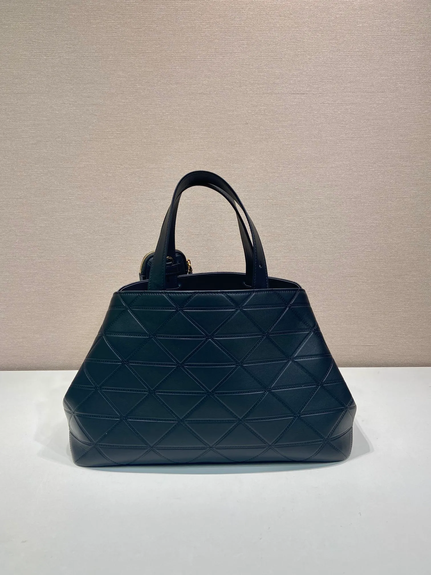 💰2140🎉New Tote Bag🎉1BG547 Large🎉🎉 This versatile tote bag has exquisite and elegant details, decorated with Ho-style topstitching inspired by the classic Symbole and adjustable leather handles. Detachable and adjustable leather shoulder strap and small bag, large capacity, babies, hurry up and get it🎉🎉Length 38xH 25x17.5cm🎉🎉🎉👏👏👏