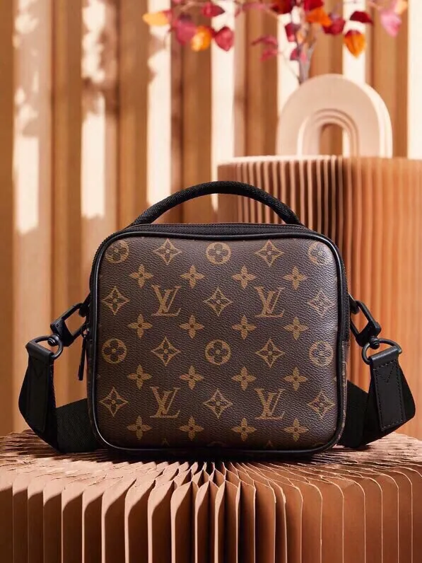 P¥900👉nfc dynamic chip version👈[Top-level inspection-free all-steel hardware] This Quest messenger bag is made of Monogram Macassar canvas, which calmly combines dynamic style and functional considerations. The logo shoulder strap adds classic details, and the quick-release buckle follows the elements of Louis Vuitton's traditional hard luggage. The compact and close-fitting structure makes it easy to store personal items. Monogram Macassar coated canvas - cow leather trim - fabric lining - metal hardware - main compartment with quick-release buckle - outer zippered back pocket - inner patch pocket - shoulder strap: removable and adjustable! ! Model: M46973; Size: 18x18x10CM