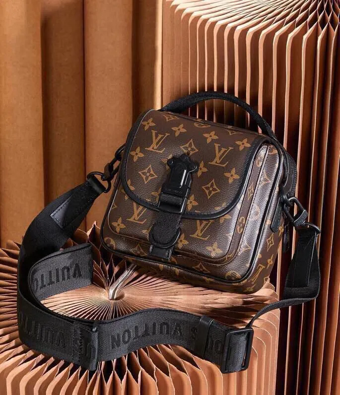P¥900👉nfc dynamic chip version👈[Top-level inspection-free all-steel hardware] This Quest messenger bag is made of Monogram Macassar canvas, which calmly combines dynamic style and functional considerations. The logo shoulder strap adds classic details, and the quick-release buckle follows the elements of Louis Vuitton's traditional hard luggage. The compact and close-fitting structure makes it easy to store personal items. Monogram Macassar coated canvas - cow leather trim - fabric lining - metal hardware - main compartment with quick-release buckle - outer zippered back pocket - inner patch pocket - shoulder strap: removable and adjustable! ! Model: M46973; Size: 18x18x10CM