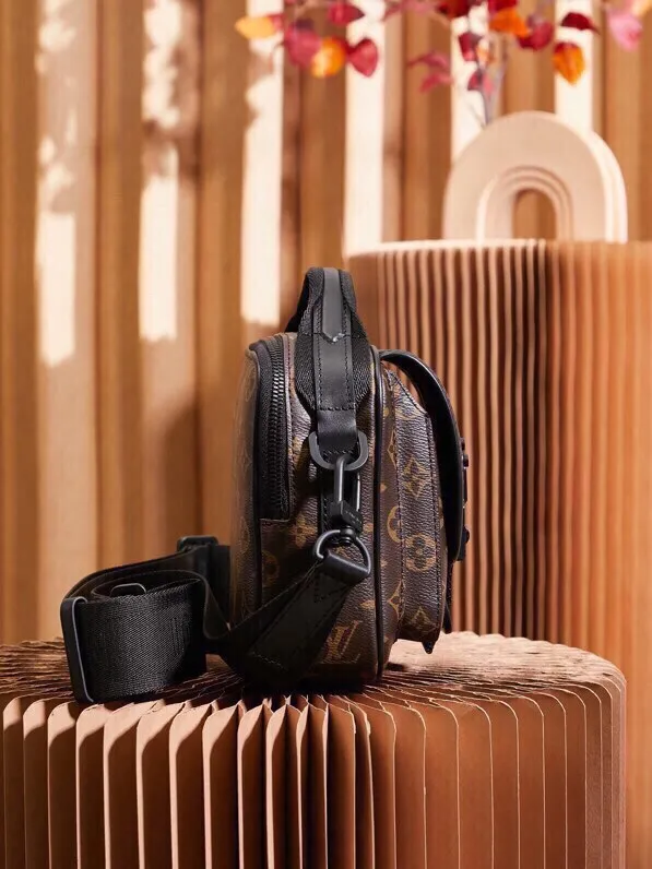 P¥900👉nfc dynamic chip version👈[Top-level inspection-free all-steel hardware] This Quest messenger bag is made of Monogram Macassar canvas, which calmly combines dynamic style and functional considerations. The logo shoulder strap adds classic details, and the quick-release buckle follows the elements of Louis Vuitton's traditional hard luggage. The compact and close-fitting structure makes it easy to store personal items. Monogram Macassar coated canvas - cow leather trim - fabric lining - metal hardware - main compartment with quick-release buckle - outer zippered back pocket - inner patch pocket - shoulder strap: removable and adjustable! ! Model: M46973; Size: 18x18x10CM