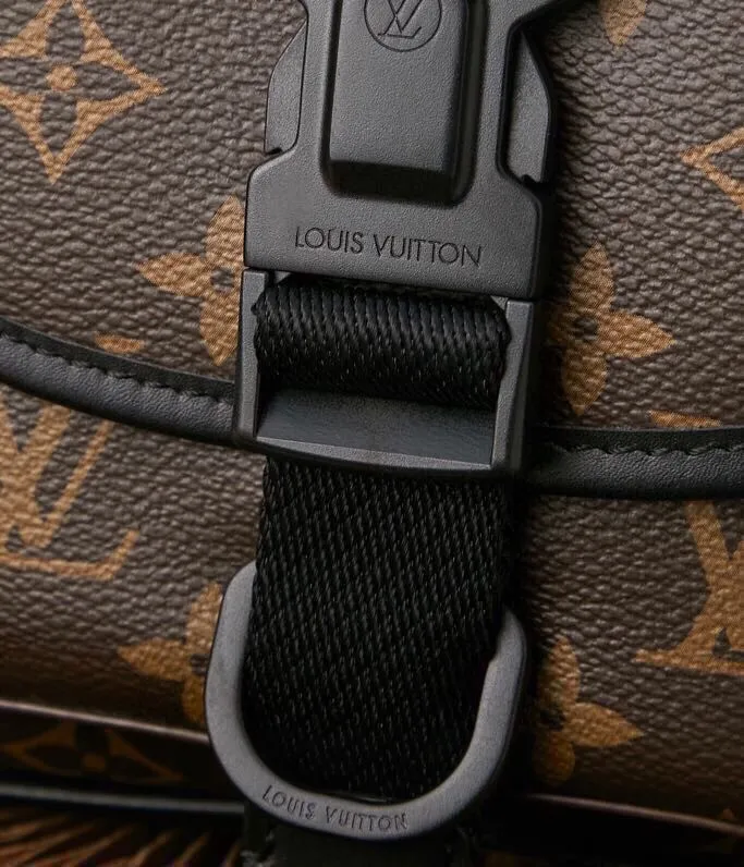 P¥900👉nfc dynamic chip version👈[Top-level inspection-free all-steel hardware] This Quest messenger bag is made of Monogram Macassar canvas, which calmly combines dynamic style and functional considerations. The logo shoulder strap adds classic details, and the quick-release buckle follows the elements of Louis Vuitton's traditional hard luggage. The compact and close-fitting structure makes it easy to store personal items. Monogram Macassar coated canvas - cow leather trim - fabric lining - metal hardware - main compartment with quick-release buckle - outer zippered back pocket - inner patch pocket - shoulder strap: removable and adjustable! ! Model: M46973; Size: 18x18x10CM