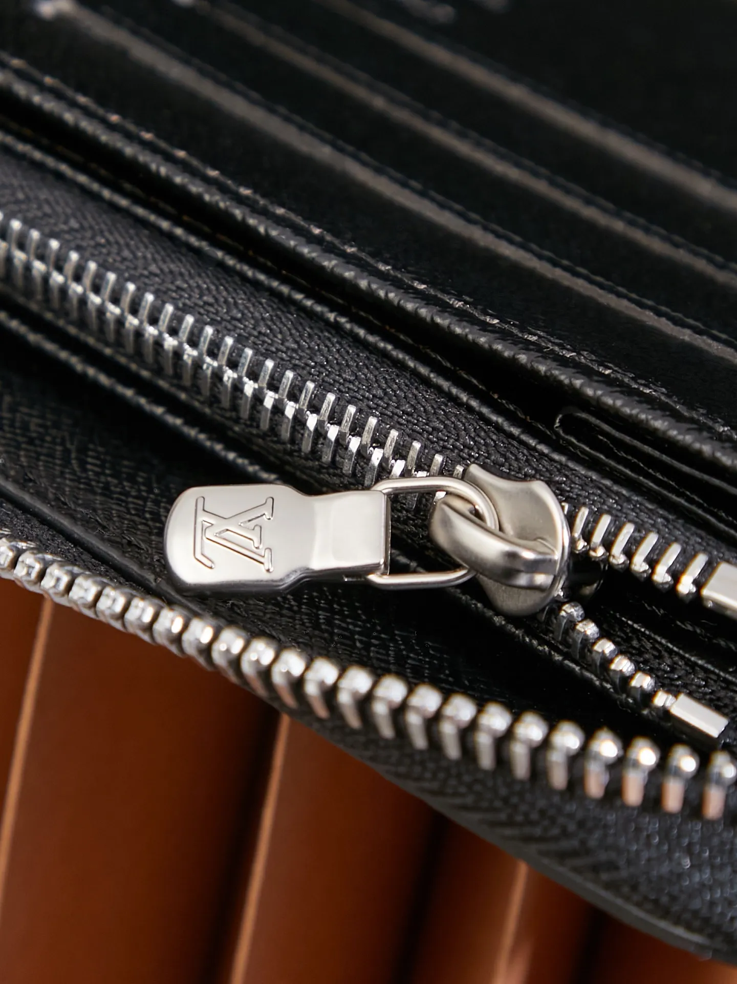 p¥320 👉nfc dynamic chip version👈【Top original order, all-steel hardware】Large N60111 Black Check Hand Wallet ZIPPY ORGANIZER Zipper Wallet The Zippy Organizer zipper wallet is made of classic Damier Ebene canvas. It has an extremely compact and compact shape, and combines fashionable design with practical functionality. The wrap-around zipper closure brings together a series of practical functional elements, such as multiple credit card slots, a 62581 zippered coin compartment and a large ticket pocket. 21.0 x 12.0 cm (length x height). Comes with gift box